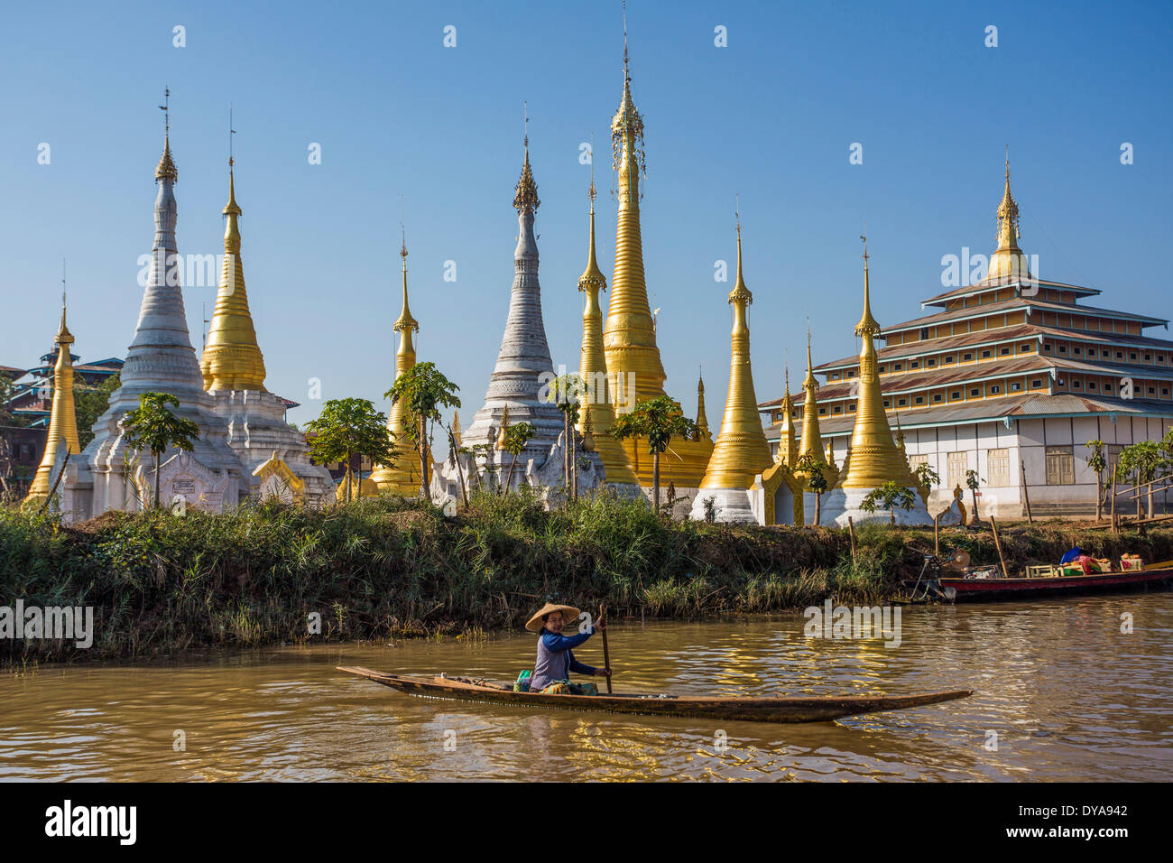 Inle, Iwama, città del Myanmar Birmania, Asia, barca, canal, colorato mercato galleggiante, lago, skyline, gli stupa, turistica, viaggi Foto Stock
