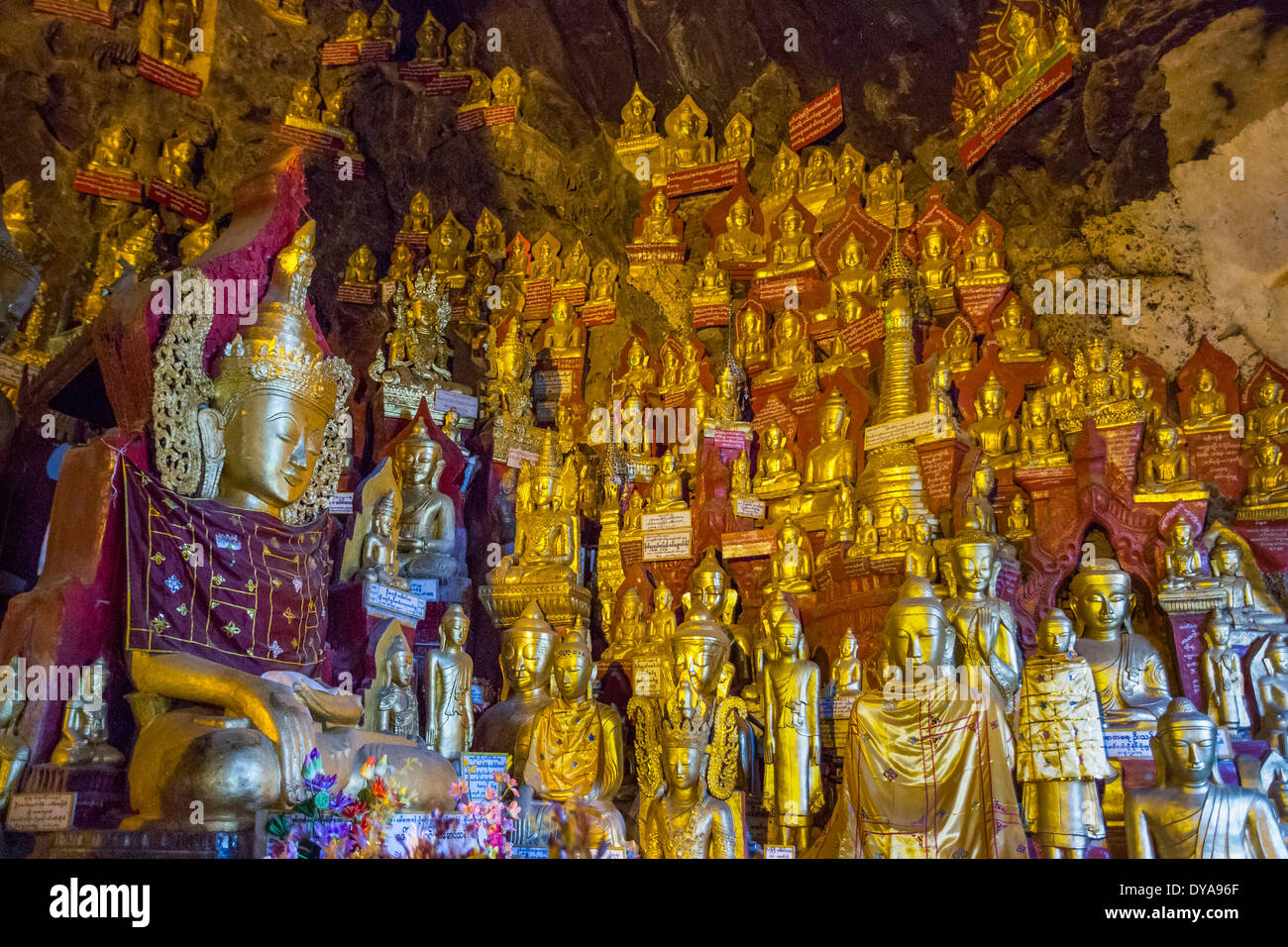 8000 grotte Mandalay MYANMAR Birmania Asia Pindaya Shan buddha colorato scuro interno famosi molti vecchi viaggi turistici Foto Stock