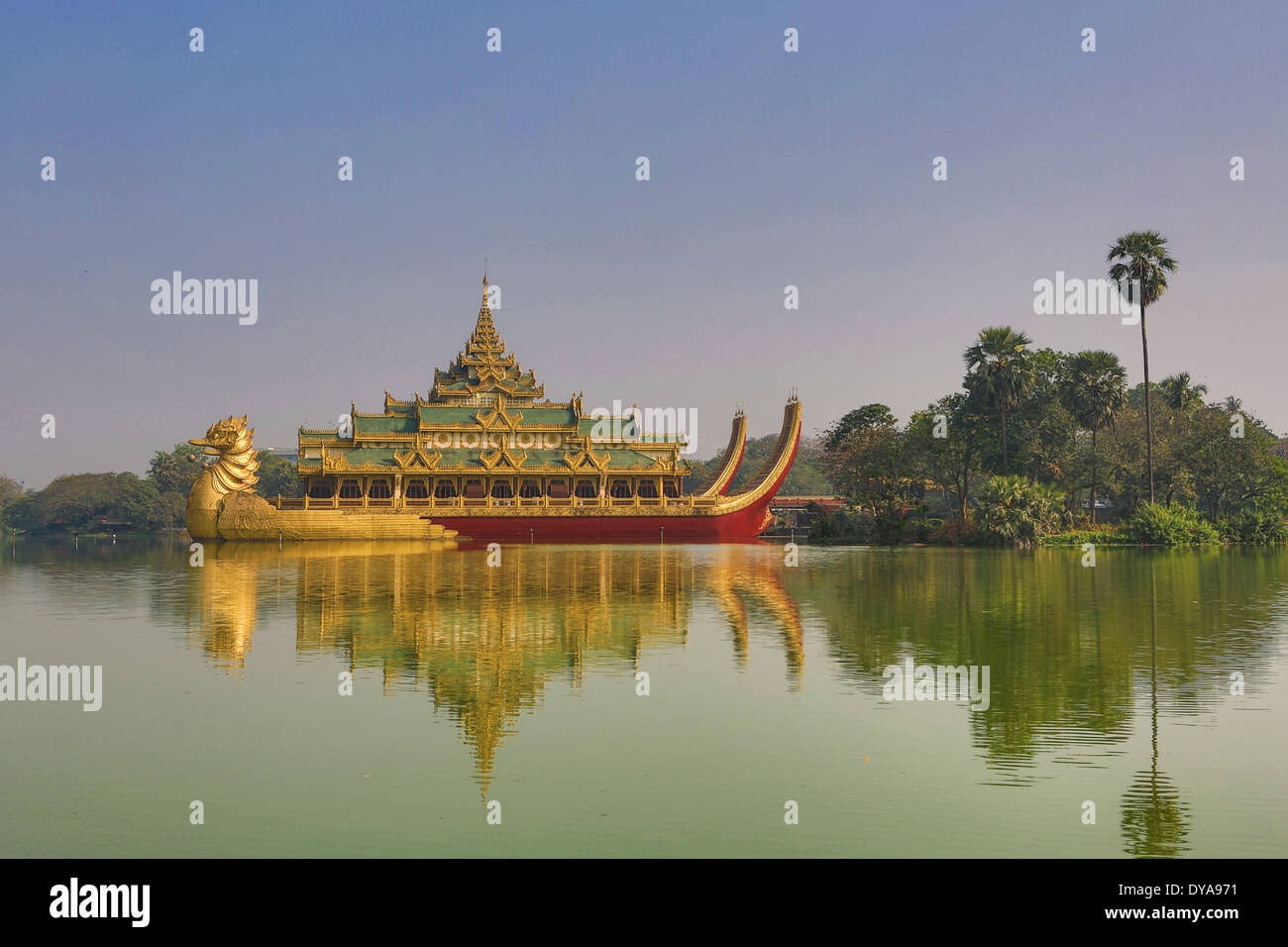 Myanmar Birmania Asia Paya Yangon Kandawgyi Rangoon architettura flottante coloratissimi fiori famoso lago di immagine resta di riflessione Foto Stock