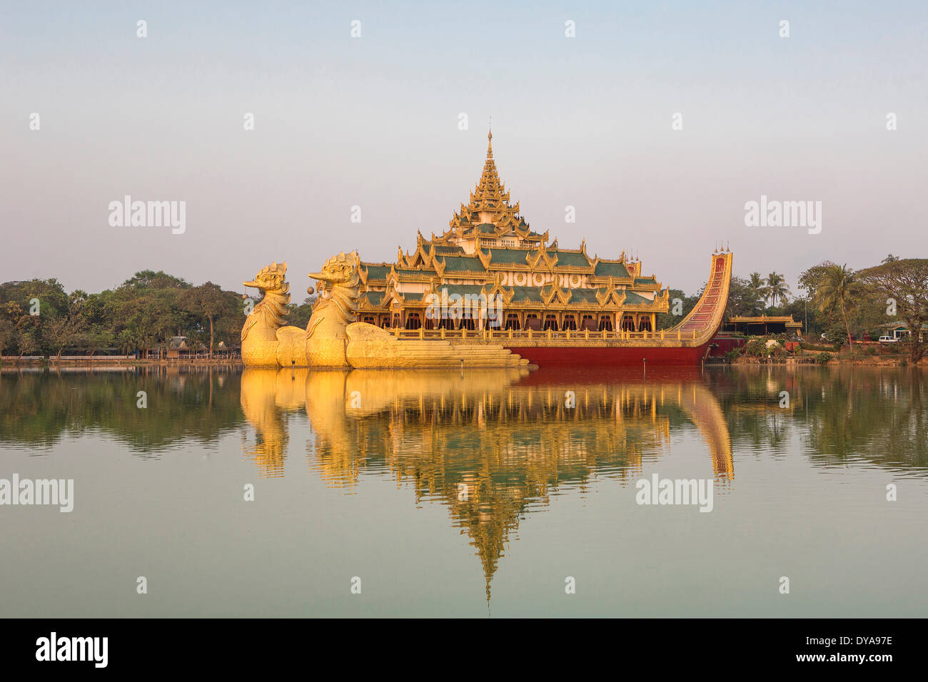Myanmar Birmania Asia Paya Yangon Kandawgyi Rangoon architettura flottante coloratissimi fiori famoso lago di immagine resta di riflessione Foto Stock