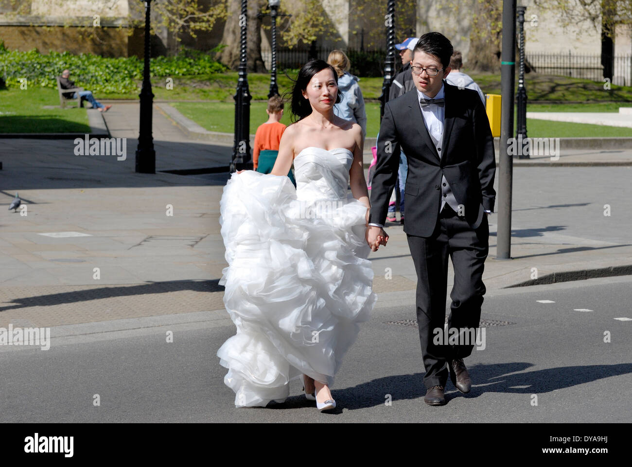Londra, Inghilterra, Regno Unito. Un giovane giapponese giovane facendo un "nozze" Photo Shoot Foto Stock
