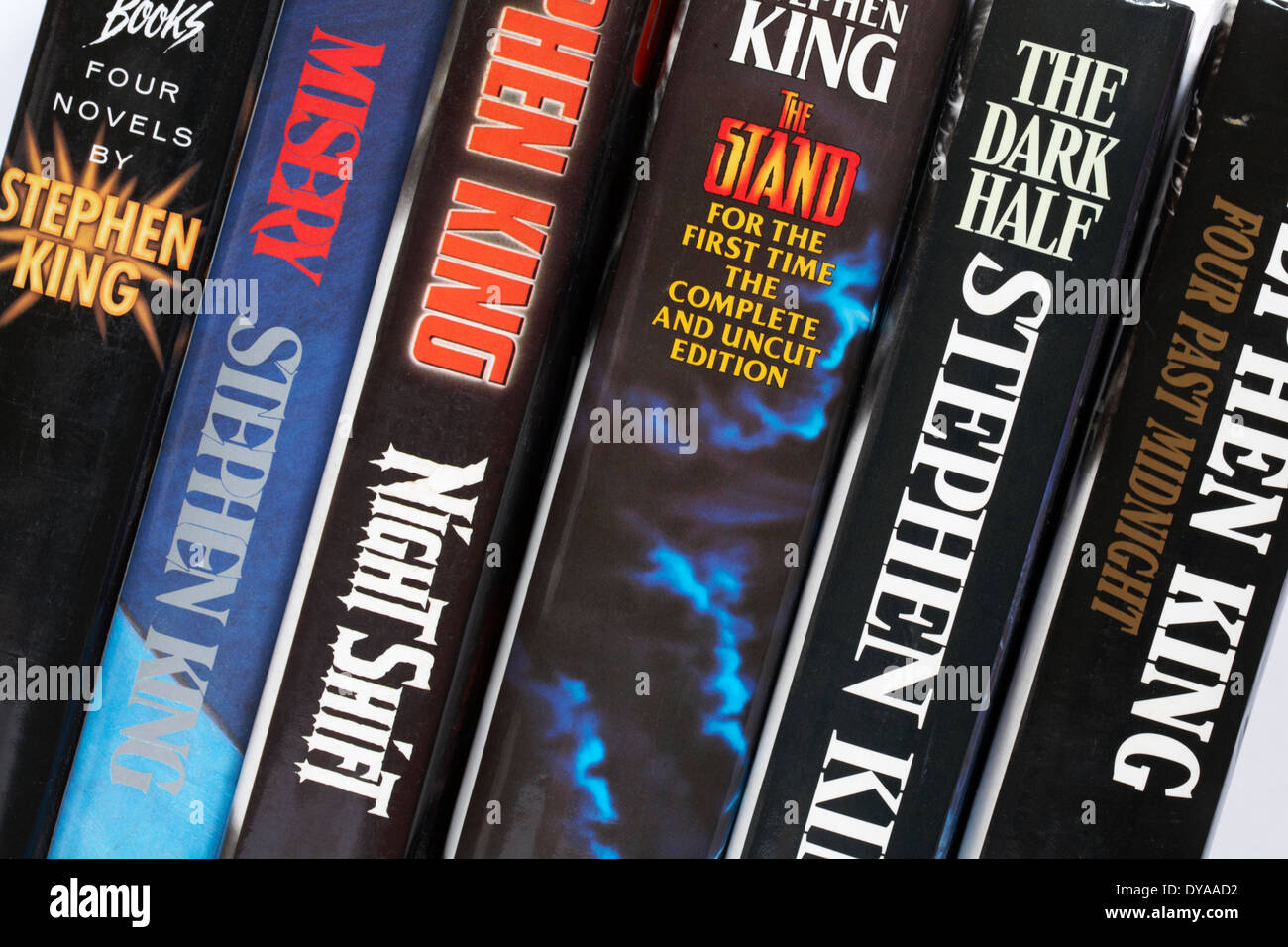 Fila di Stephen King libri tra cui quattro oltre la mezzanotte, la metà scura, Stand, Turno di notte, miseria e quattro romanzi di Stephen King Foto Stock
