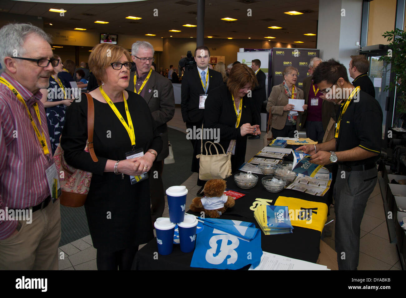 Aberdeen, Scozia Venerdì 11 Aprile, 2014. I delegati della SNP Conferenza di Primavera al Centro Congressi ed Esposizioni (AECC). Questo è l ultimo incontro formale prima del referendum il prossimo 18 settembre la campagna per un voto per la Scozia l'indipendenza. La conferenza, segnando l'ottantesimo anniversario della formazione del partito, segue la pubblicazione di 'Scotland il futuro, un dettagliato progetto per la creazione di un partito nazionale scozzese di governo per fornire utilizzando i nuovi poteri. Credito: Mar fotografico/Alamy Live News Foto Stock