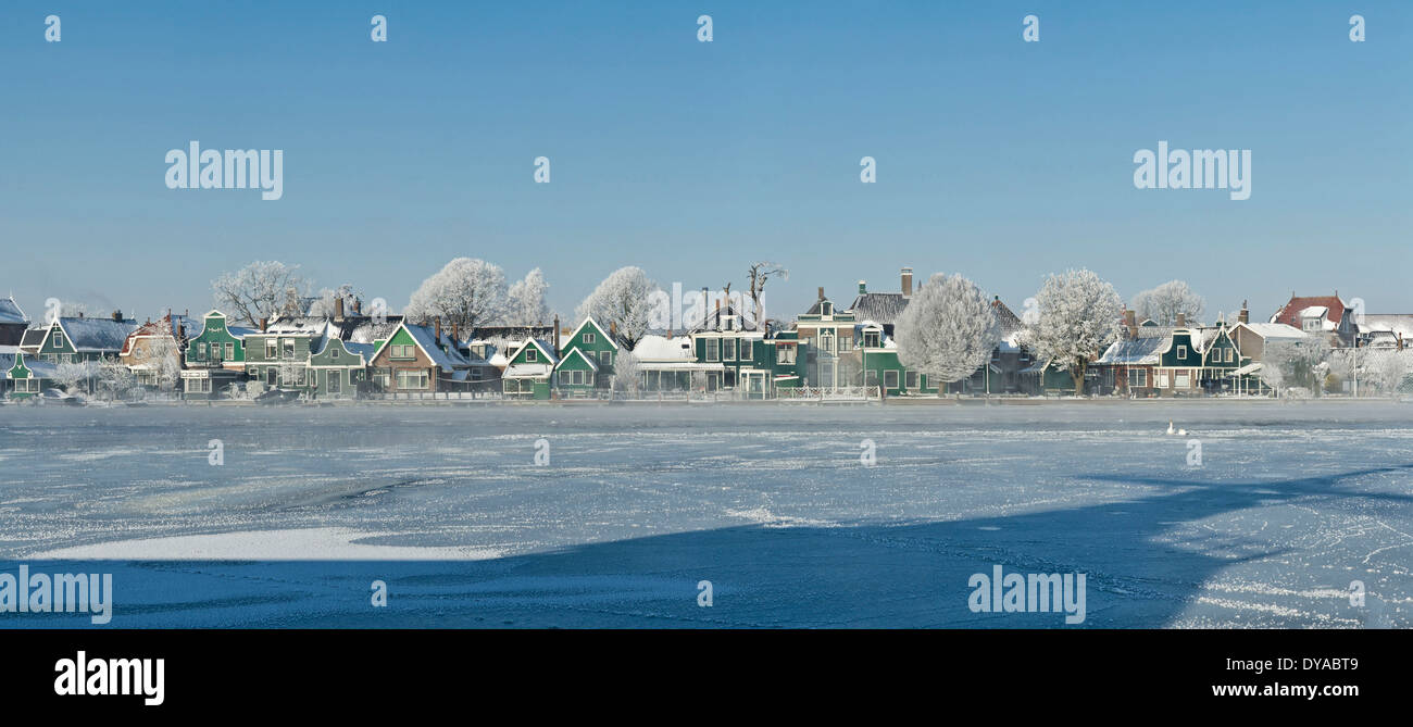 Paesi Bassi, Olanda, Europa Zaandijk, North Holland, città, villaggio, acqua, inverno, la neve, il ghiaccio, sul fiume Zaan, congelate, Foto Stock