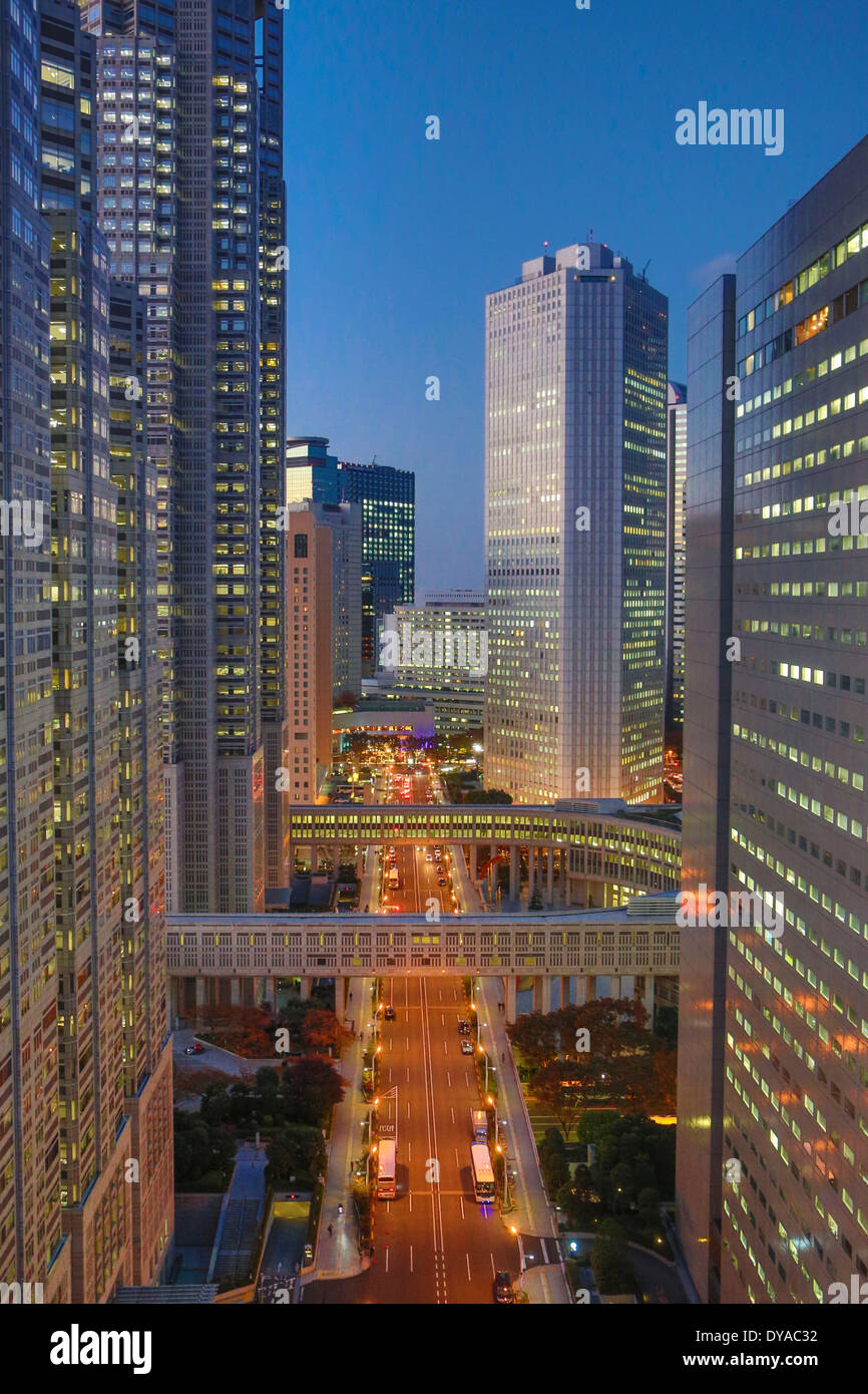 Asia Giappone Tokyo City Edilizia Architettura avenue ponte che attraversa il quartiere Luci cityscape prospettica dei grattacieli di Shinjuku Foto Stock