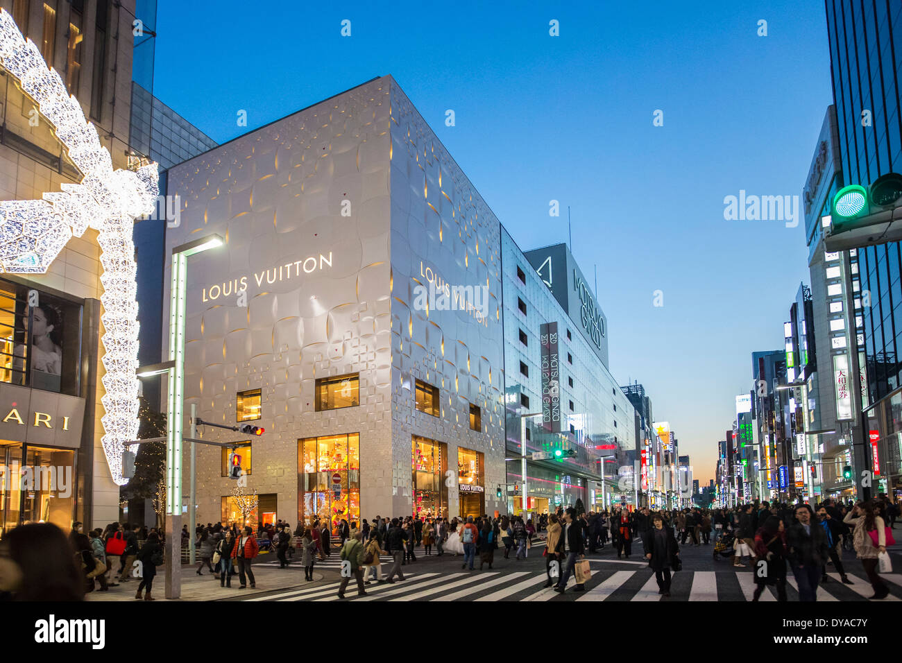 Asia Giappone Tokyo City Chuo Dori architettura colorato quartiere di attraversamento landmark luci Ginza pedoni shopping serale, Foto Stock