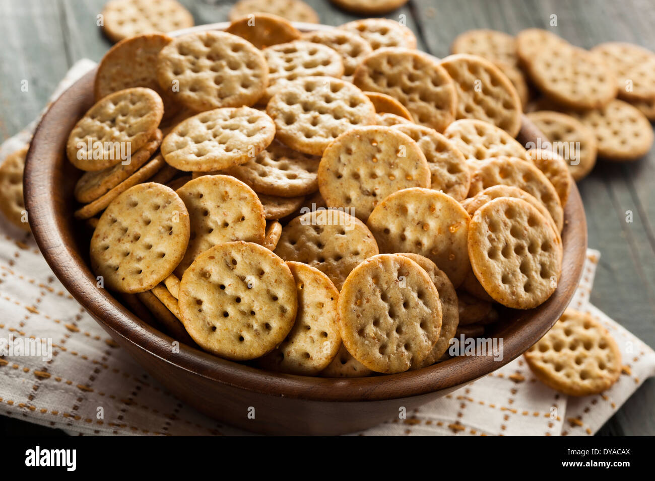 Tutto il chicco di frumento Crackers rotondi in una ciotola Foto Stock