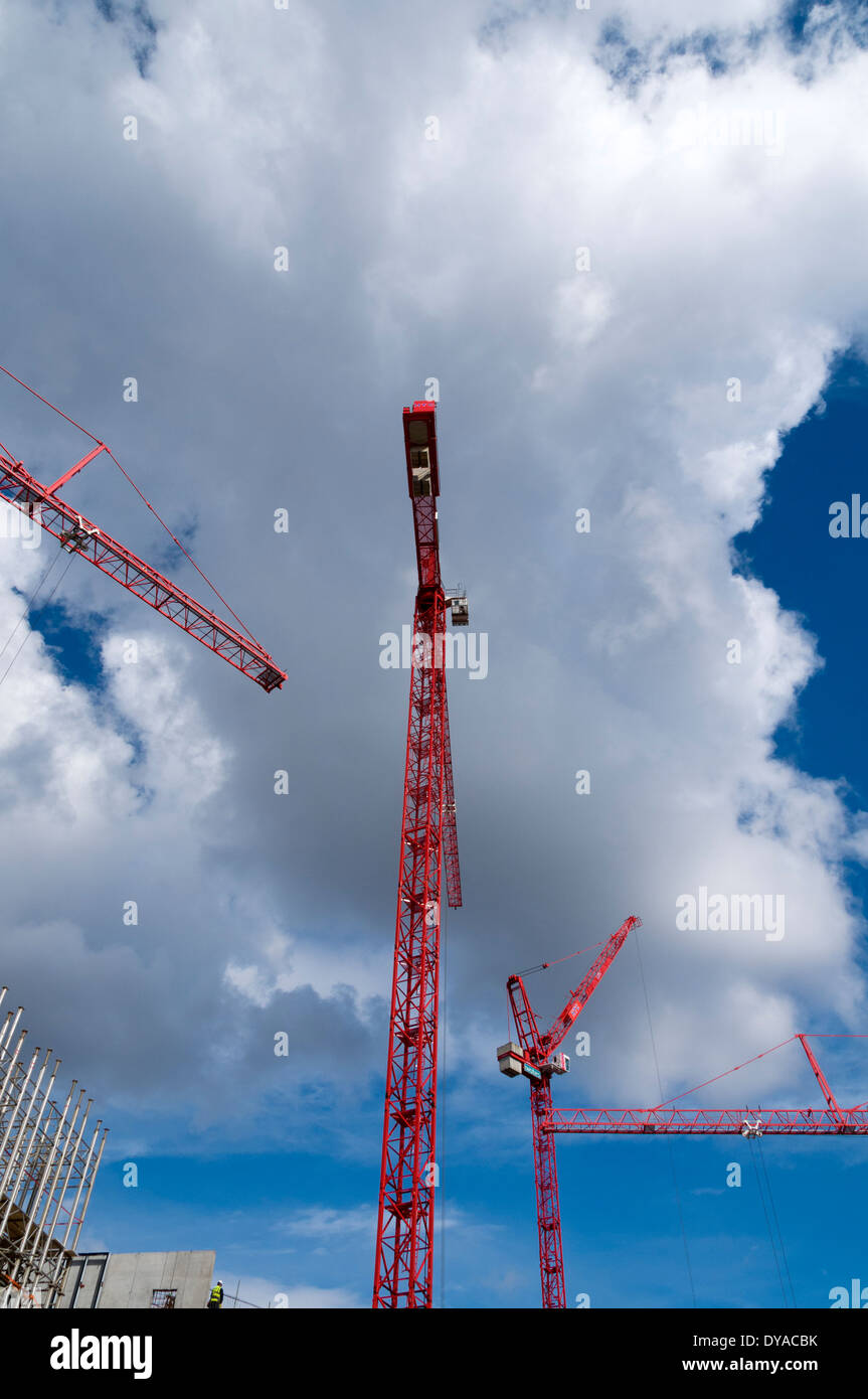 Gru a torre su un sito di costruzione, prima strada, Manchester, Inghilterra, Regno Unito Foto Stock