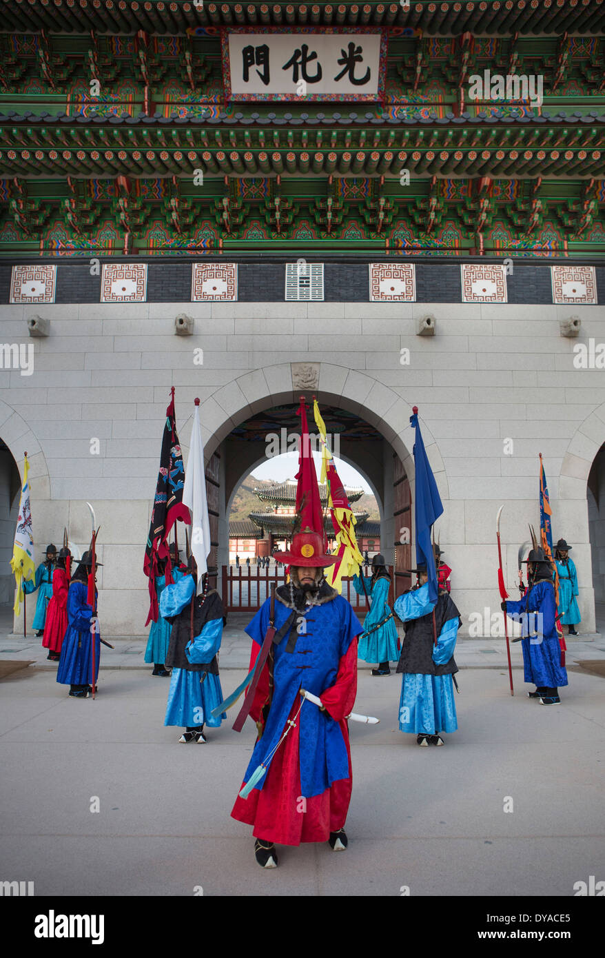 Eredità di Mondo guardie nessun modello di rilascio Gwangwha-mun Gyeongbog-Gung Corea Asia Parade Seoul città bandiere colorate protezione porta Foto Stock