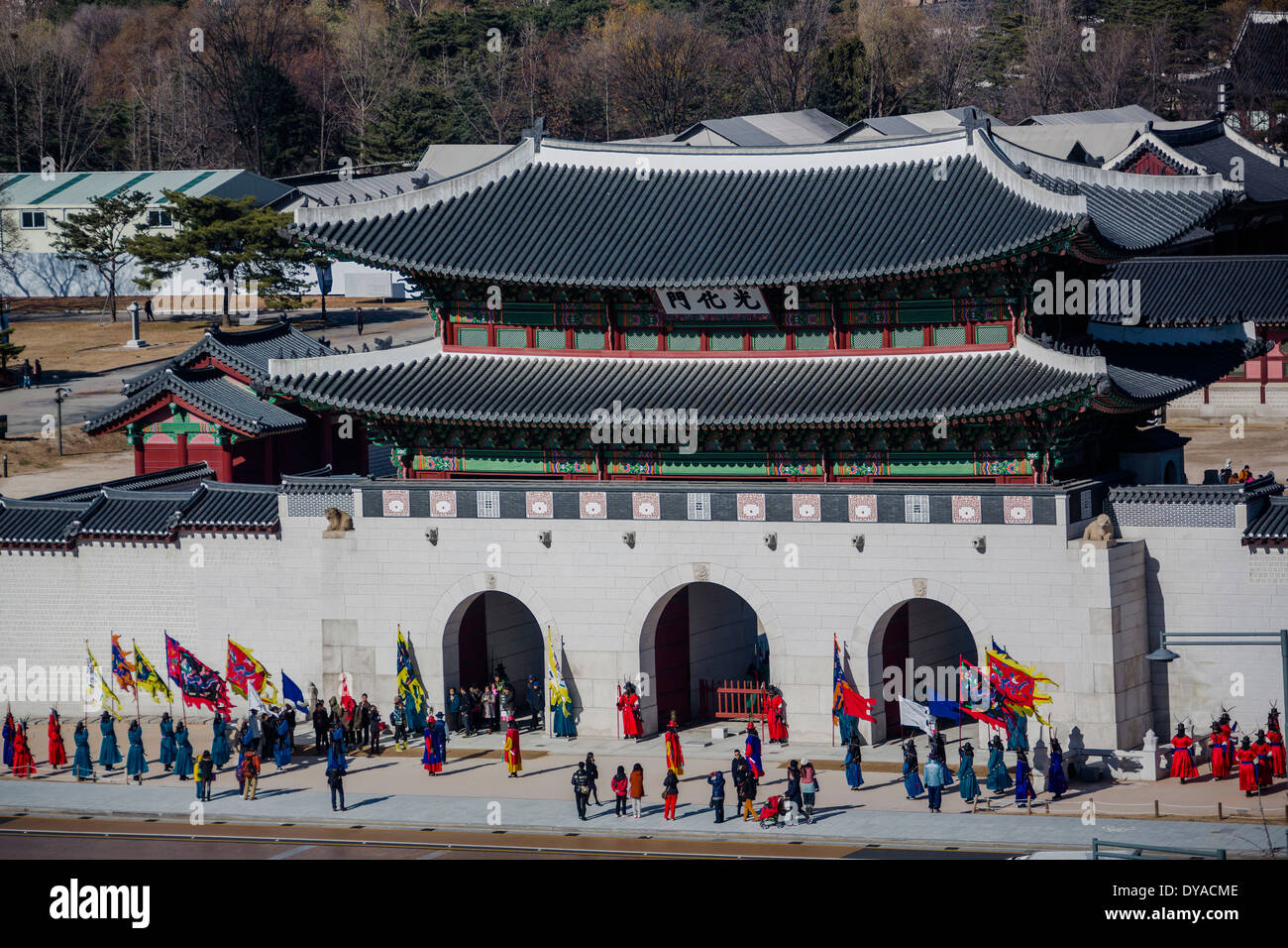 Eredità di Mondo Gwangwha-mun Corea Asia Palazzo Kyongbok Parade antenna Seoul città architettura ingresso colorato landmark gat Foto Stock