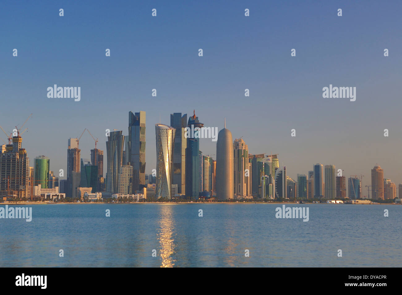 Doha in Qatar Middle East West Bay architettura calma baia della città economia colorati futuristica impressionante mattina new skyline tour Foto Stock