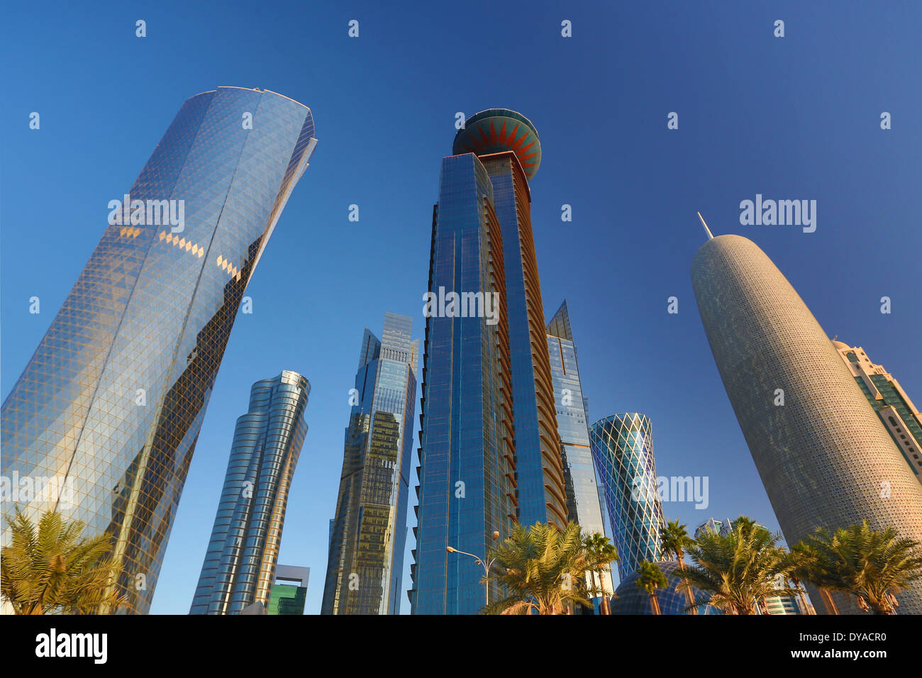 Al Bidda torre Burj Qatar Medio Oriente Qatar Doha Medio Oriente World Trade Center edifici di architettura città futuris colorati Foto Stock