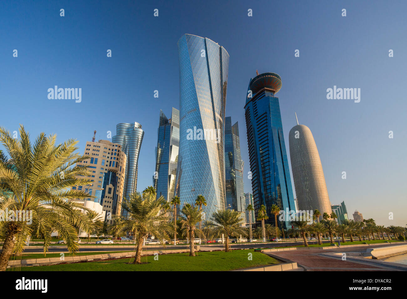 Al Bidda torre Burj Qatar Medio Oriente Qatar Doha Medio Oriente World Trade Center edifici di architettura città futuris colorati Foto Stock