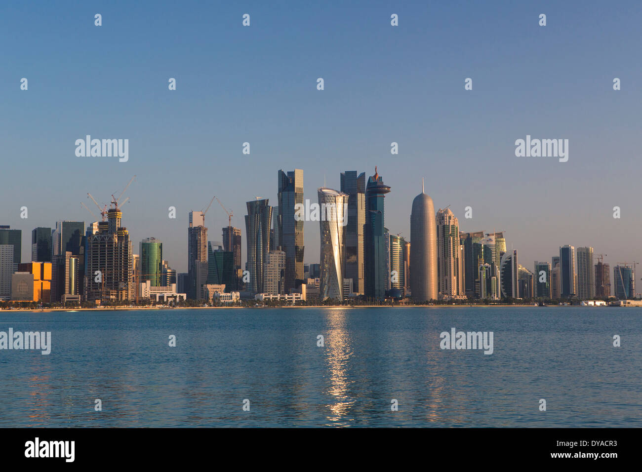 Doha in Qatar Middle East West Bay architettura calma baia della città economia colorati futuristica impressionante mattina new skyline tour Foto Stock