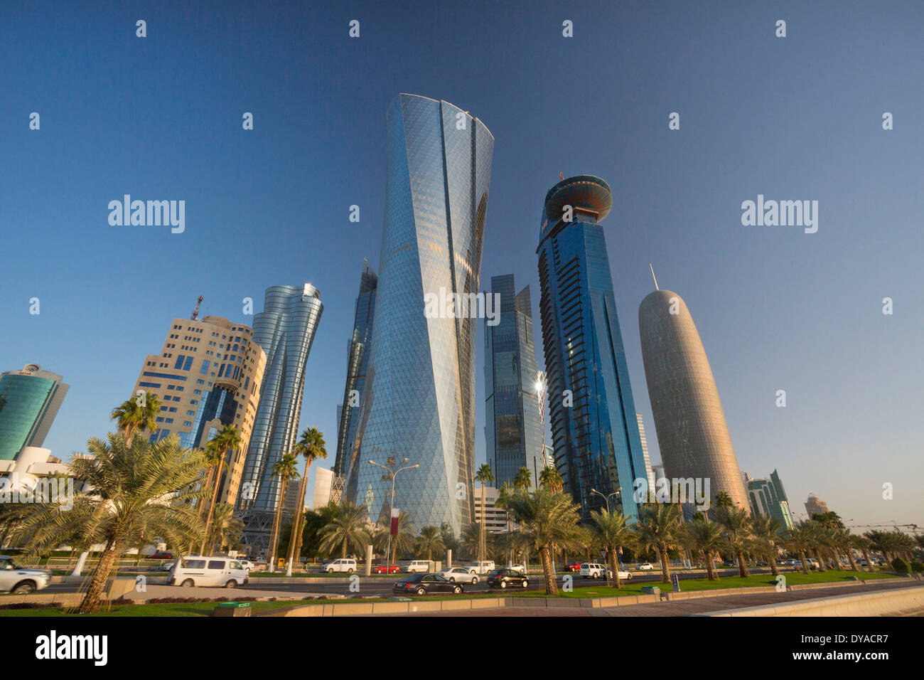 Al Bidda torre Burj Qatar Medio Oriente Qatar Doha Medio Oriente World Trade Center edifici di architettura città futuris colorati Foto Stock
