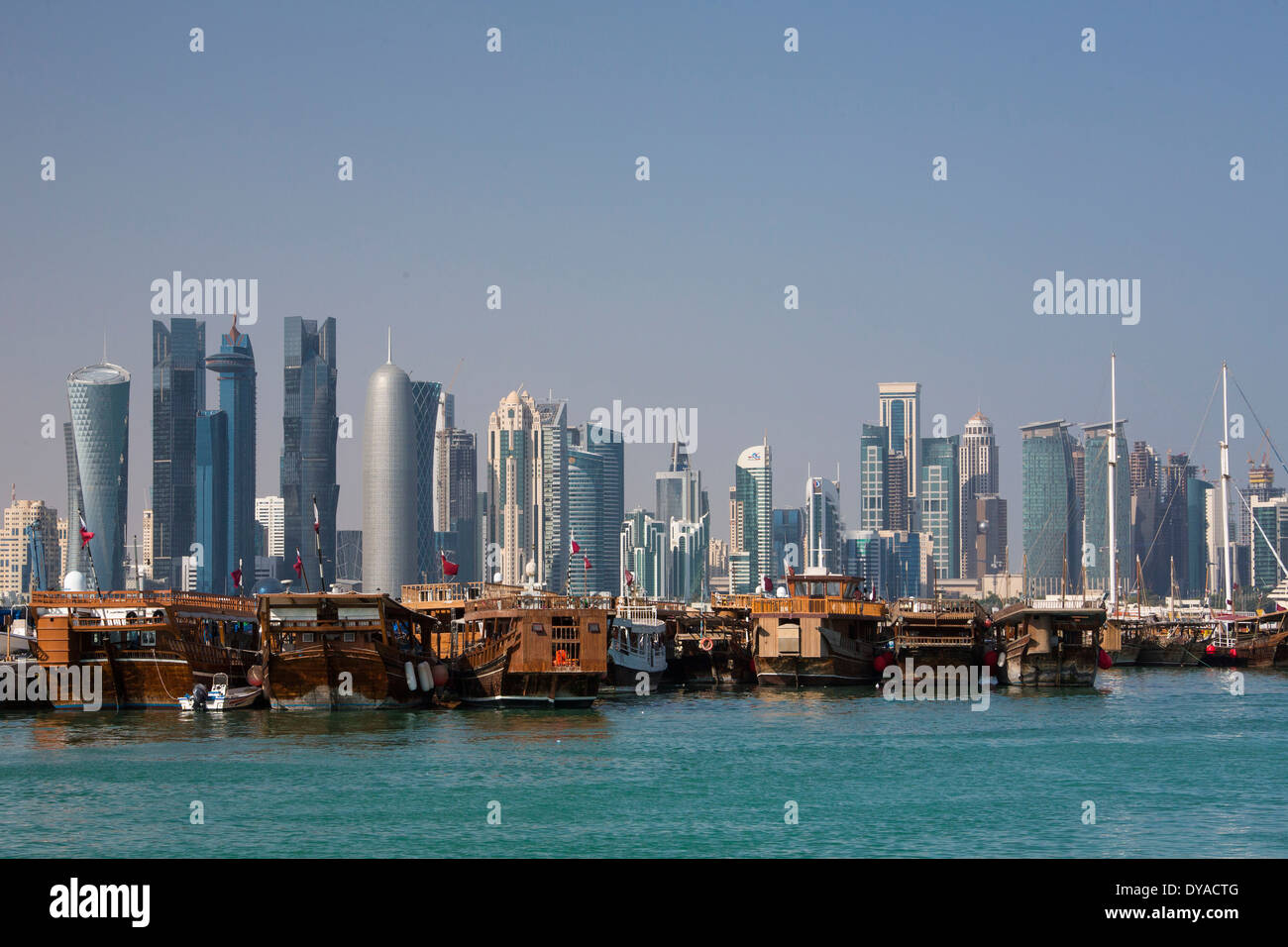 Doha in Qatar Medio Oriente architettura barche baia edifici colorati della città futuristica harbour marina skyline tourist Foto Stock