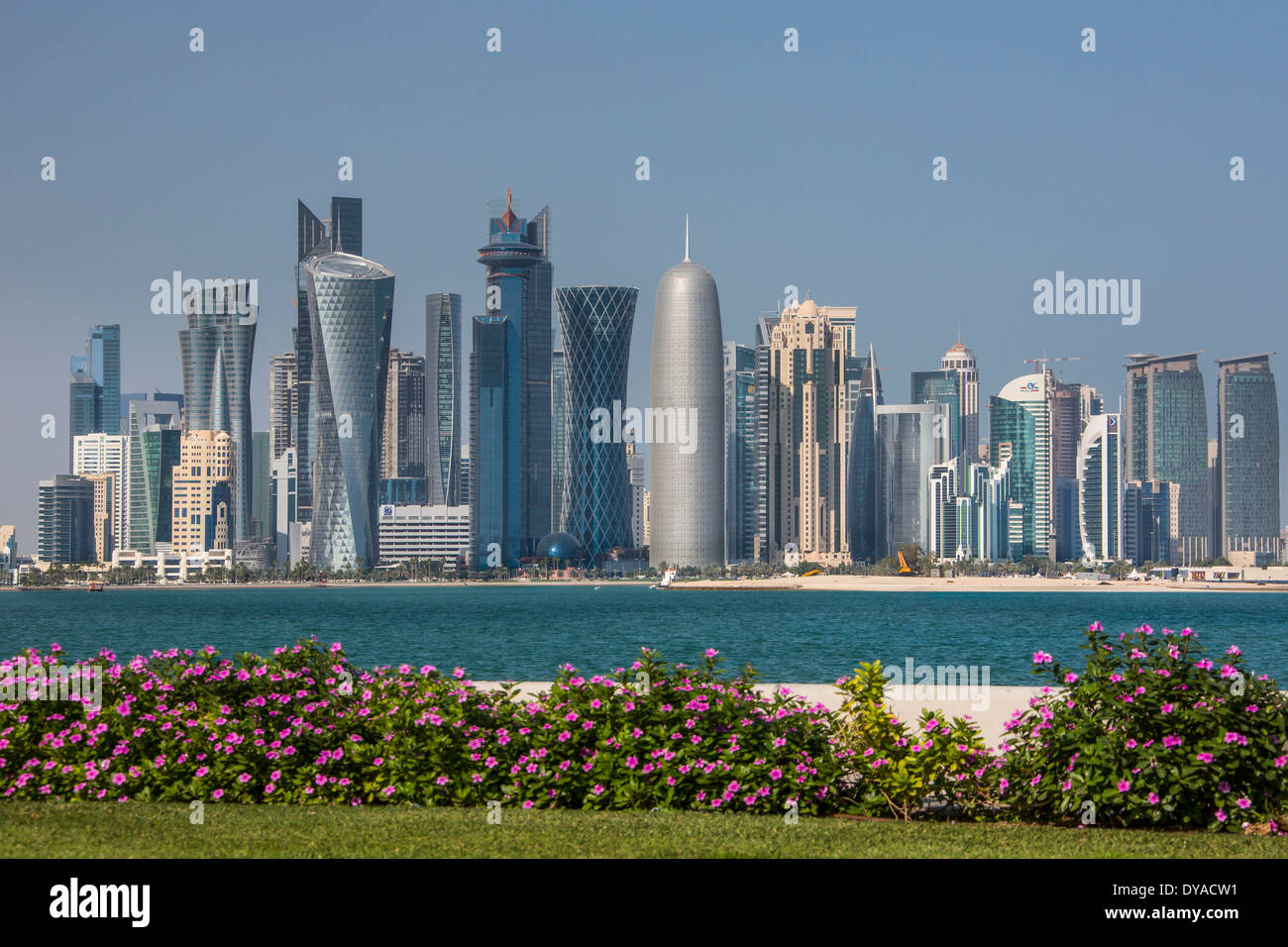 Doha in Qatar Medio Oriente architettura di Bay City coloratissimi fiori corniche skyline futuristica terrazza viaggi turistici acqua w Foto Stock