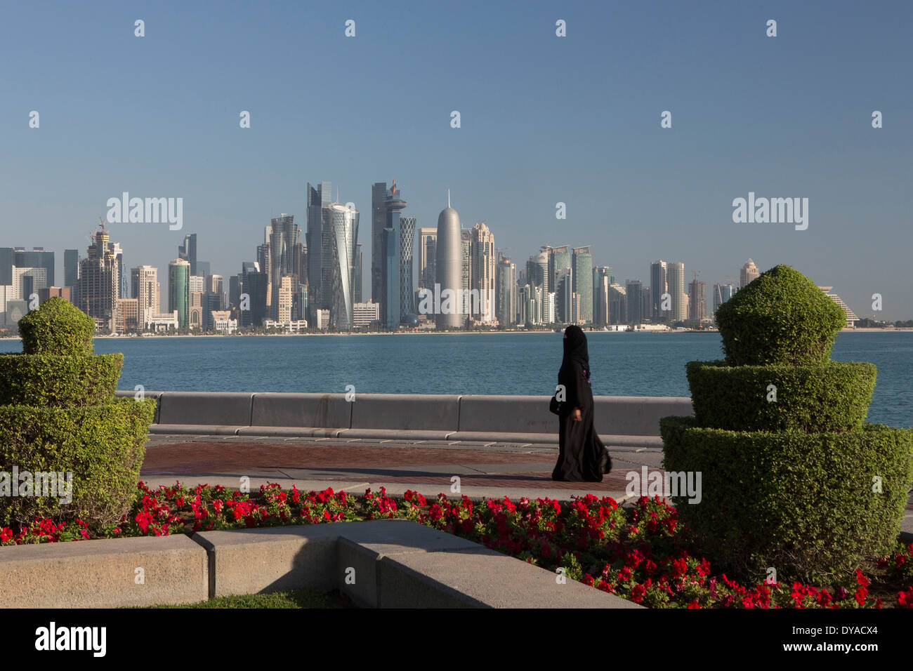 Al Bidda Burj Doha in Qatar Medio Oriente World Trade Center architettura di Bay City colorato corniche promenade futuristico skyline Foto Stock