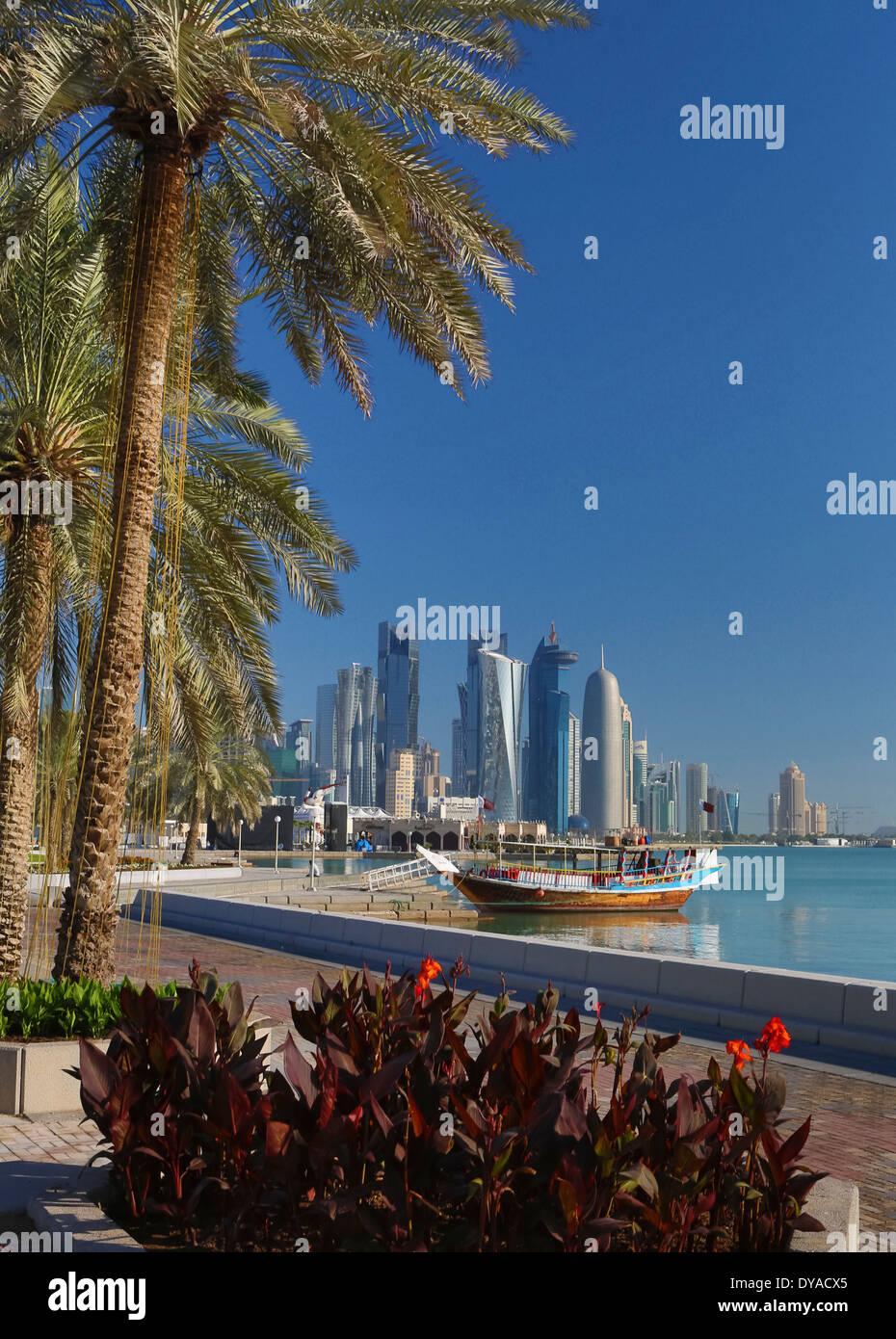 Al Bidda Burj Doha in Qatar Medio Oriente World Trade Center architettura barca bay city colorato corniche avveniristico Palm tree p Foto Stock