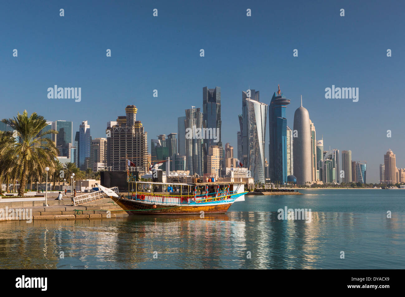 Al Bidda Burj Doha in Qatar Medio Oriente World Trade Center architettura barca bay city colorato corniche avveniristico Palm tree p Foto Stock