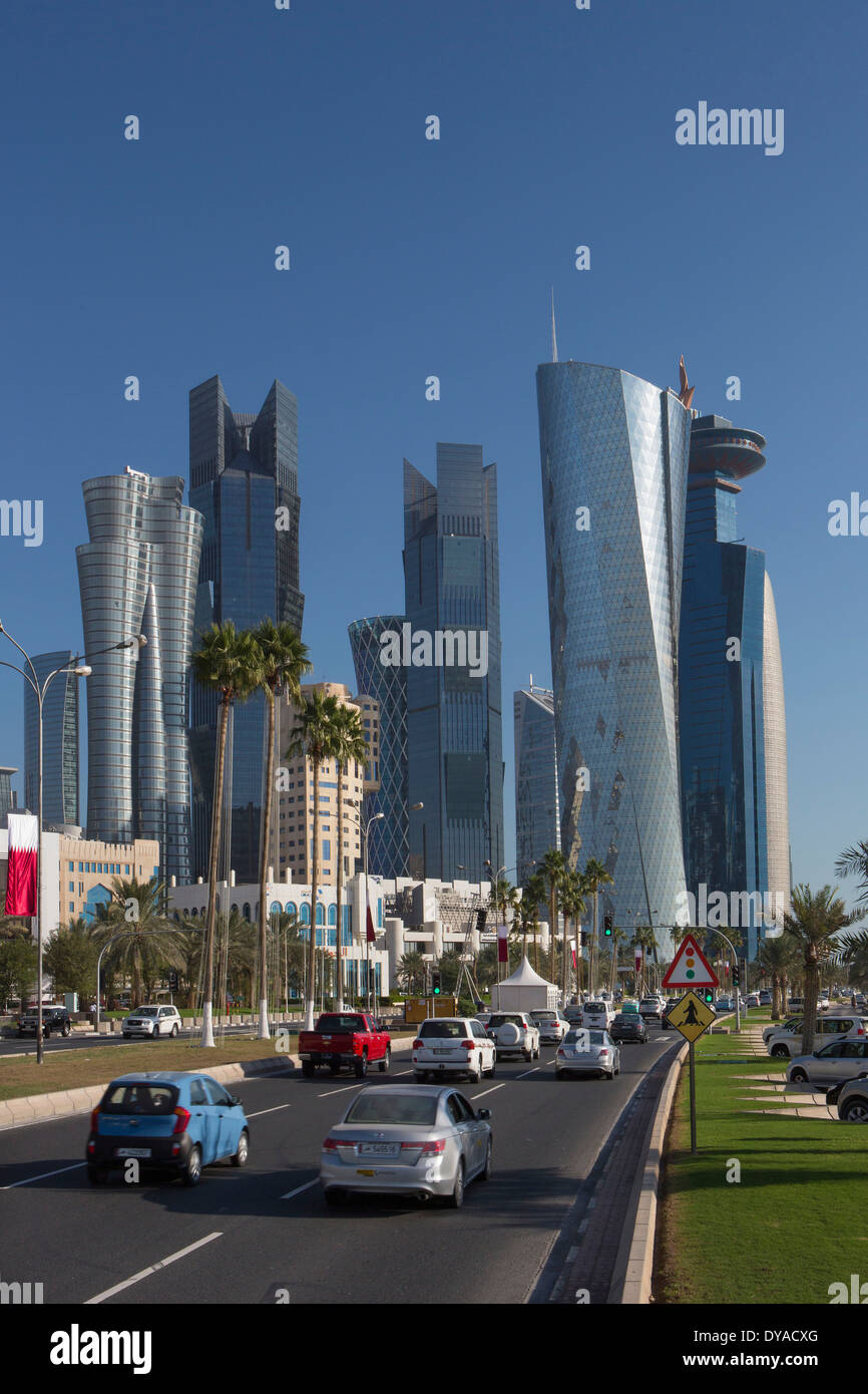Al Bidda Doha in Qatar Medio Oriente World Trade Center architettura città auto colorato corniche skyline futuristica grattacieli t Foto Stock