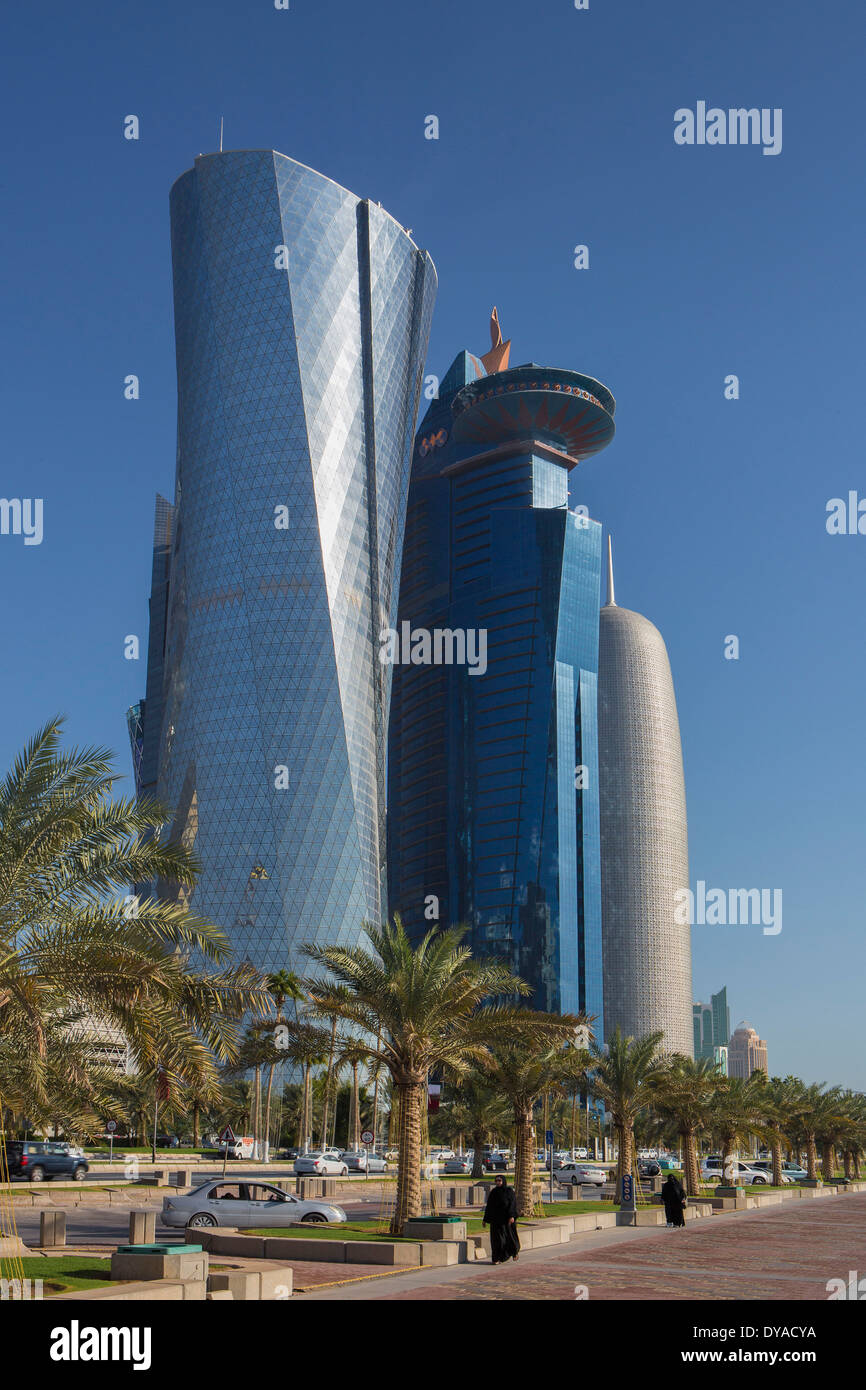 Al Bidda Burj Doha in Qatar Medio Oriente World Trade Center architettura colorata città corniche promenade futuristico skyline sky Foto Stock