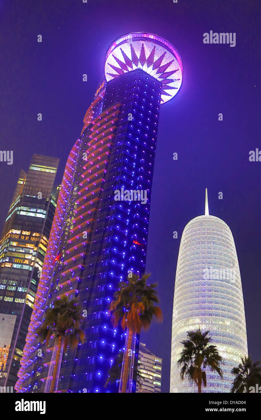Al Bidda Burj Doha in Qatar Medio Oriente World Trade Center architettura di Bay City colore corniche colorate luci futuristico sk Foto Stock