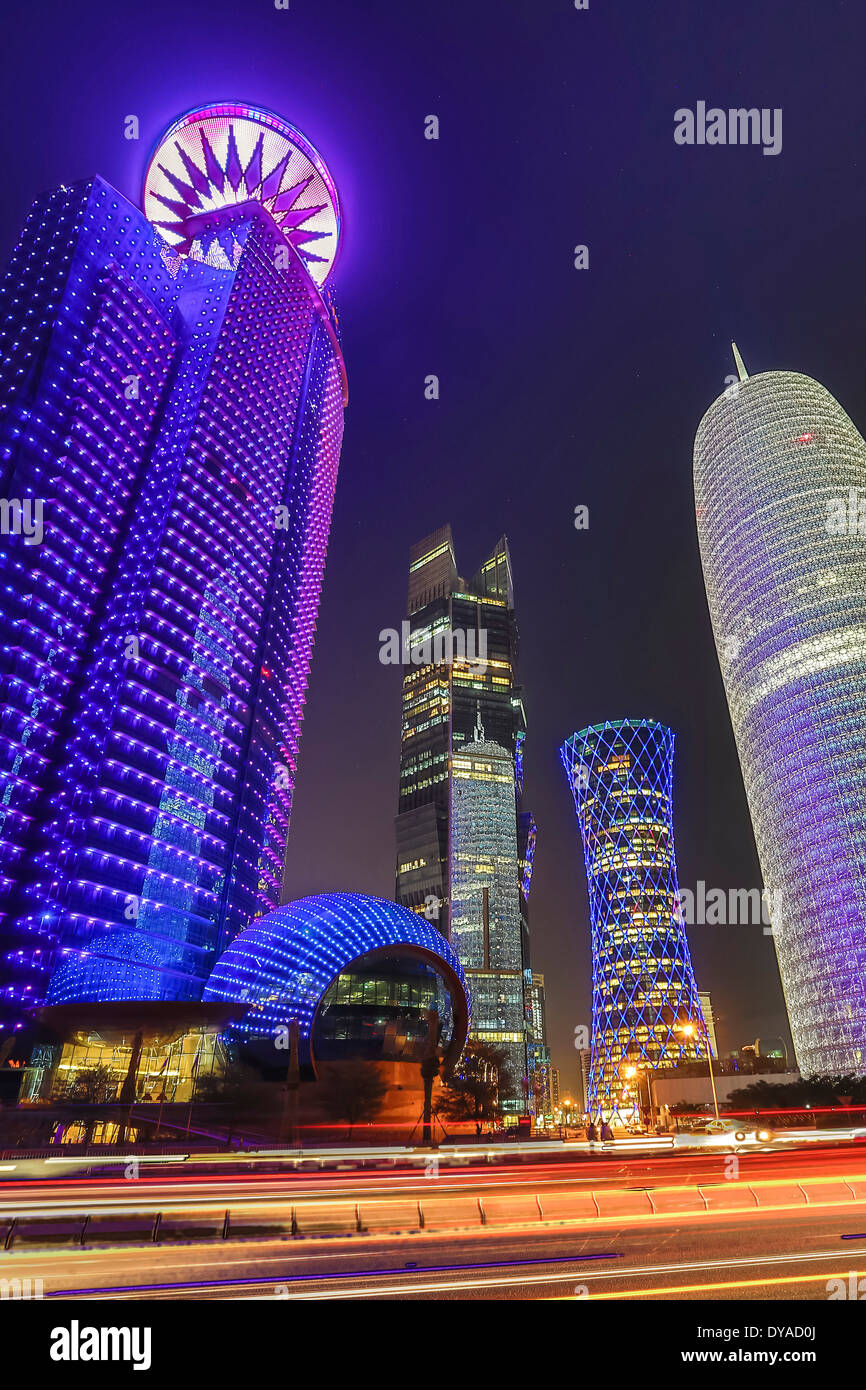 Burj Doha in Qatar Medio Oriente World Trade Center architettura città colori variopinti corniche futuristico il movimento delle luci di notte Foto Stock