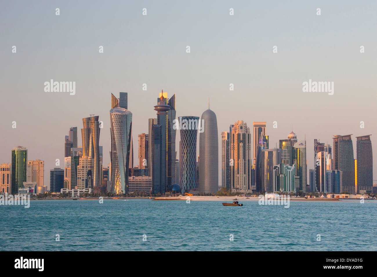 Al Bidda Burj Doha in Qatar Medio Oriente World Trade Center architettura di Bay City colore colorato corniche skyline futuristica s Foto Stock