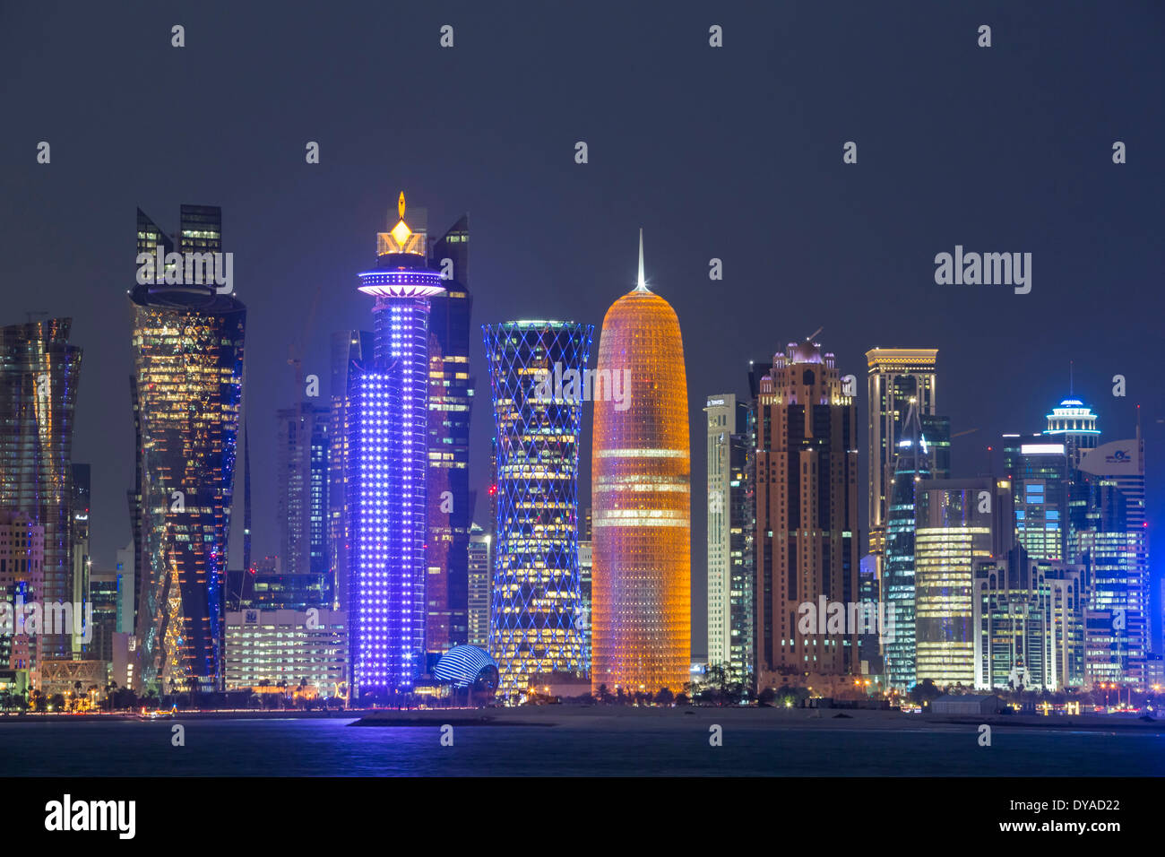 Al Bidda Burj Doha in Qatar Medio Oriente World Trade Center architettura di Bay City colore corniche colorate luci futuristico sk Foto Stock