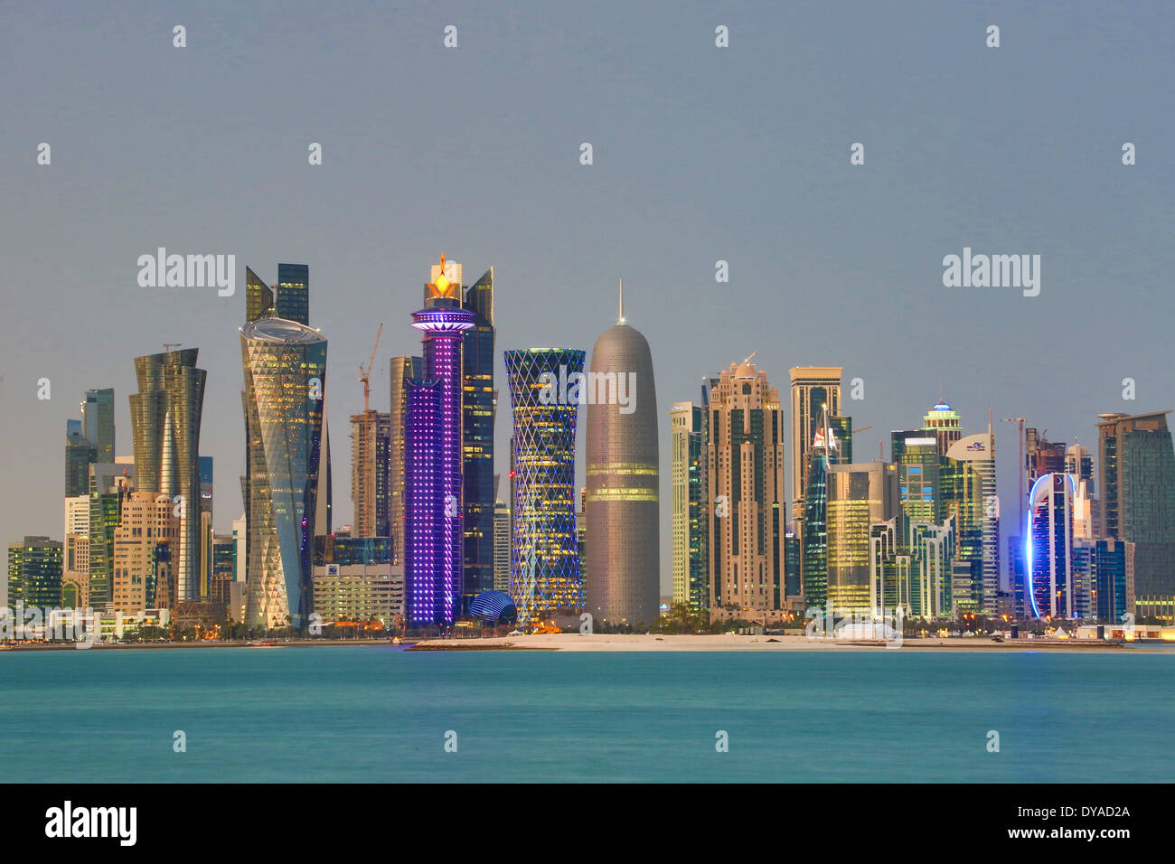 Al Bidda Burj Doha in Qatar Medio Oriente World Trade Center architettura di Bay City colore corniche colorate luci futuristico sk Foto Stock