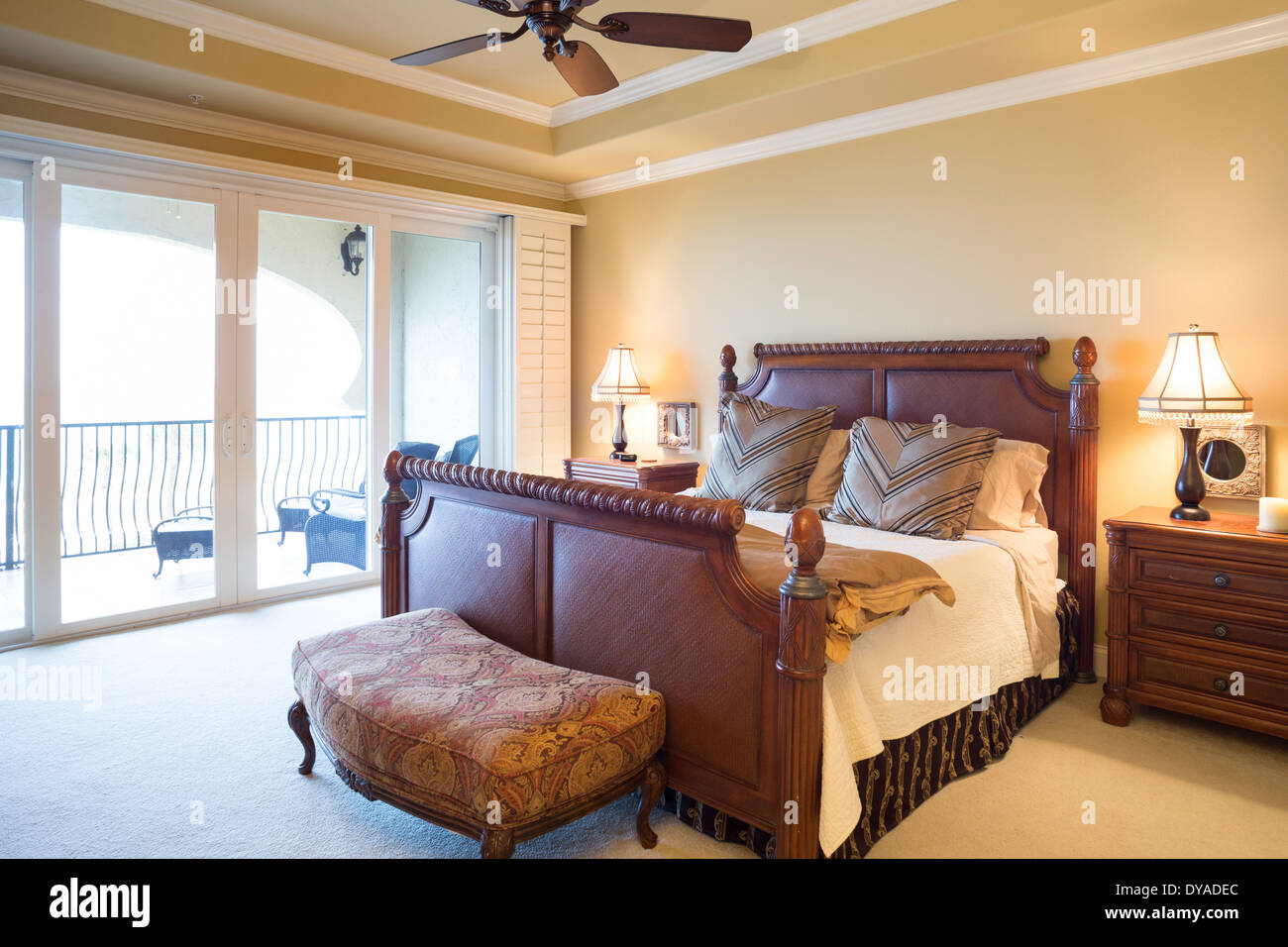 Lussuosa camera da letto padronale con porte in vetro scorrevoli al balcone, STATI UNITI D'AMERICA Foto Stock