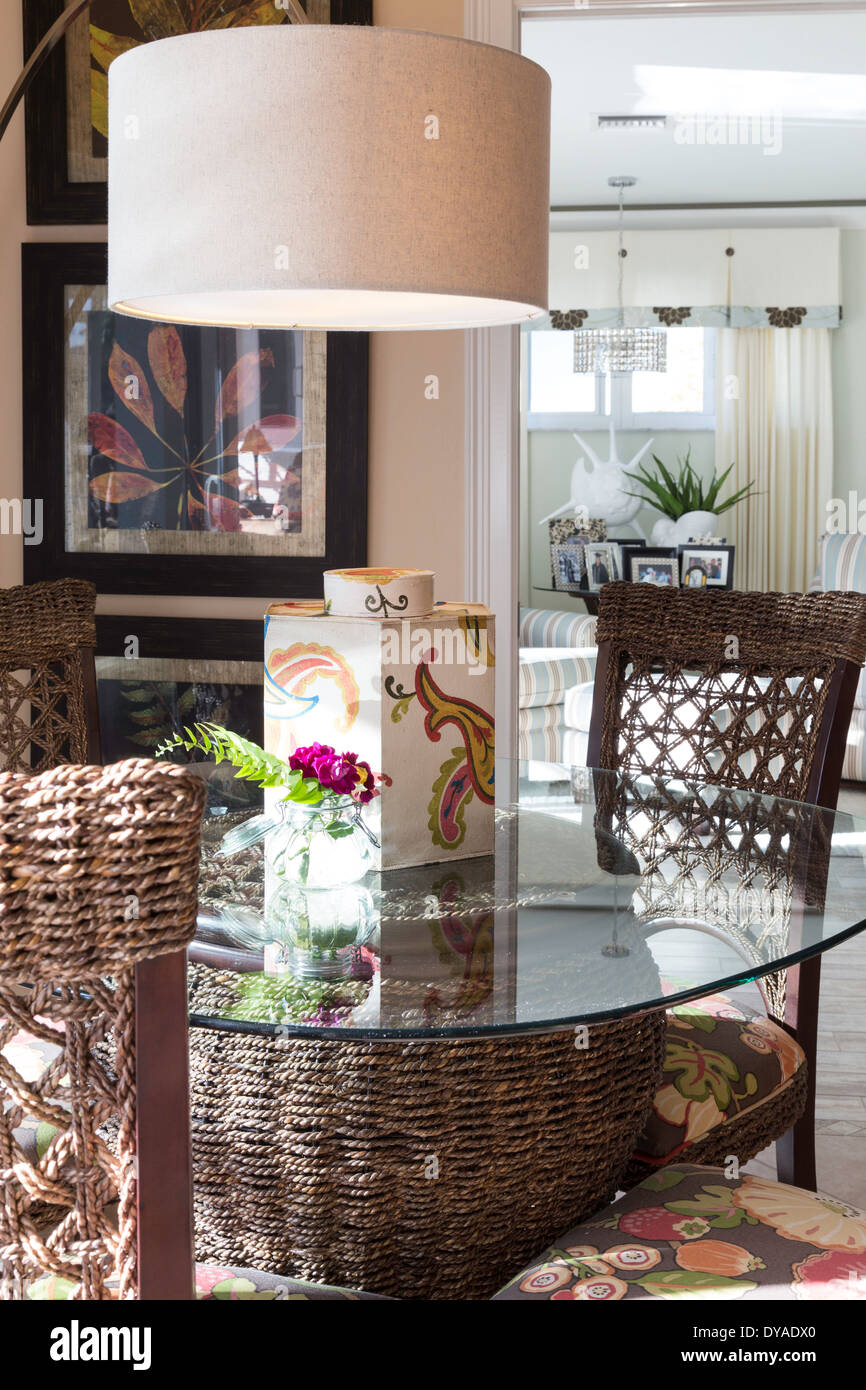 Residenziale di lusso Home interno, vetro e vimini set tavola, Punta Gorda, FL Foto Stock