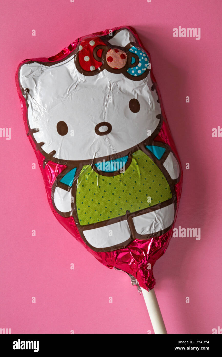 Solido cioccolato al latte Hello Kitty per lecca-lecca su sfondo rosa Foto Stock