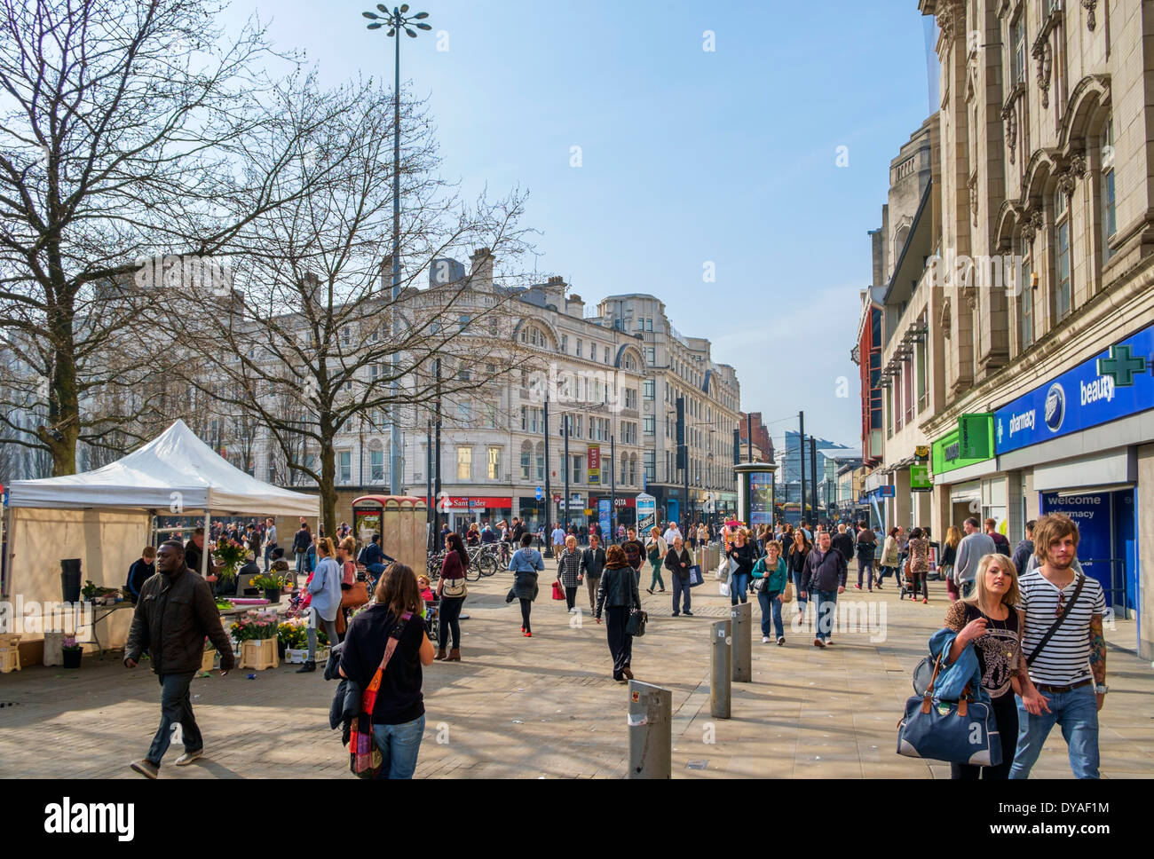 Visualizza in basso Market Street da Piccadilly Gardens nel centro della città, Manchestrer, England, Regno Unito Foto Stock