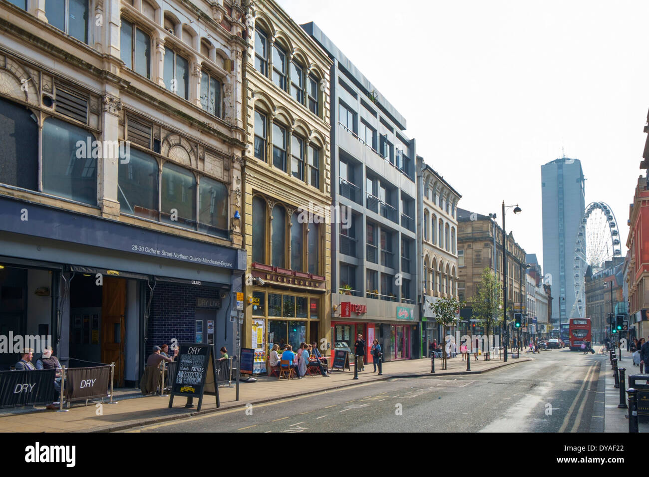 Oldham Street nel quartiere settentrionale, guardando verso Piccadilly Gardens e il Manchester Wheel e Manchester, Inghilterra, Regno Unito Foto Stock