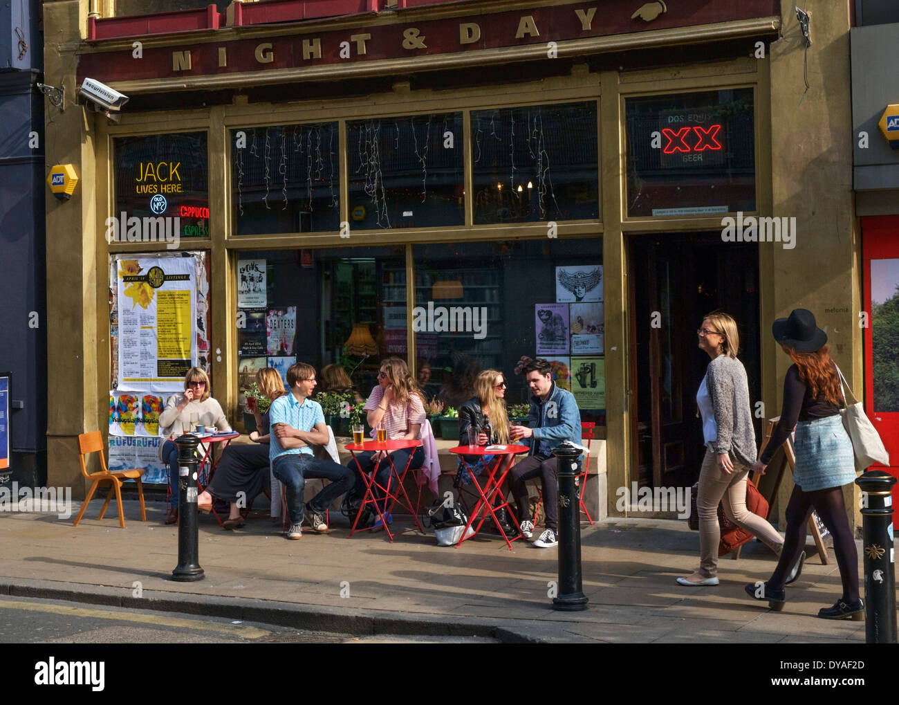 Bar a Oldham Street nel quartiere settentrionale, Manchester, Inghilterra, Regno Unito Foto Stock