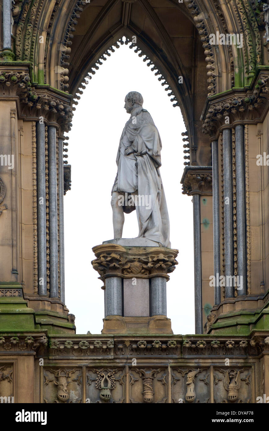 Statua del Principe Alberto di fronte al Municipio di Albert Square, Manchester, Inghilterra, Regno Unito Foto Stock