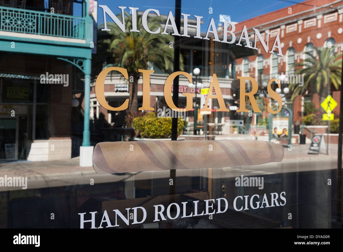 Negozio di sigari finestra con Street riflessa, 7th Avenue, Ybor City, FL Foto Stock