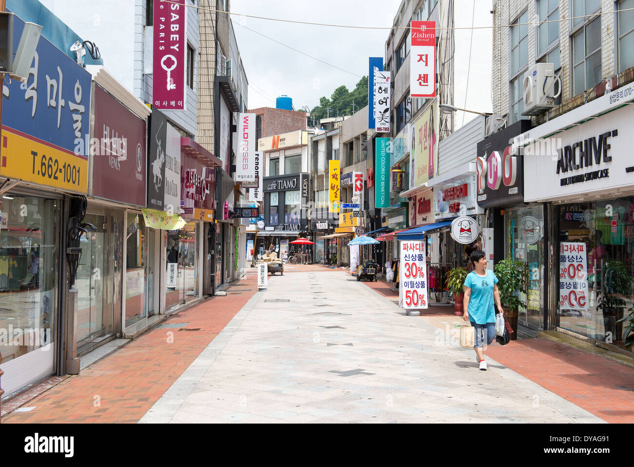 Vista di una strada pedonale in yeosu, corea del sud con la donna azienda borse per lo shopping Foto Stock
