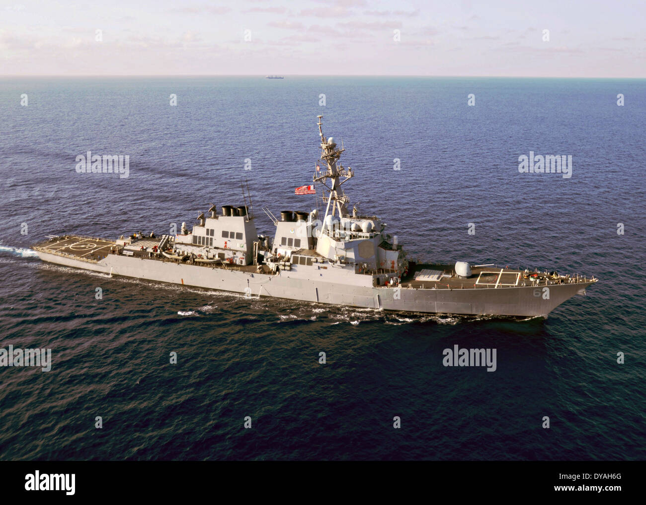 US Navy missile destroyer USS Ramage vapori attraverso il Mar Mediterraneo Aprile 9, 2014. Foto Stock
