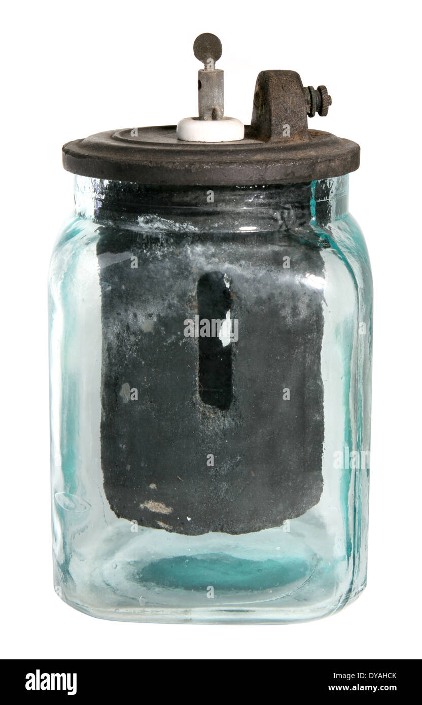 Batteria Jar. Antica piazza di vetro soffiato vaso della batteria che  mostra inserto di carbonio e i connettori. Circa1890s Foto stock - Alamy