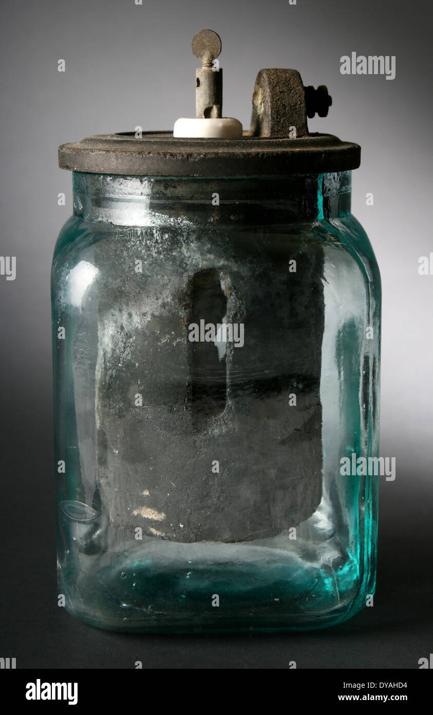 Batteria Jar. Antica piazza di vetro soffiato vaso della batteria che  mostra inserto di carbonio e i connettori. Circa1890s Foto stock - Alamy