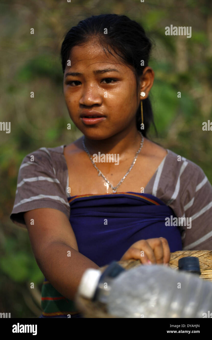 Dacca in Bangladesh. Decimo Apr, 2014. Donne e ragazze stanno andando a raccogliere acqua dalla lunga distanza. Durante la calda stagione estiva comunità indigena al quartiere Bandorban rivolta verso il problema dell'acqua. Ci sono circa 35 piccoli gruppi di comunità indigene in Bangladesh che copre circa il due per cento del totale della popolazione sono state vivendo in diverse tasche delle zone collinari e di pianura alcune terre del paese. Credito: Zakir Hossain Chowdhury/NurPhoto/ZUMAPRESS.com/Alamy Live News Foto Stock