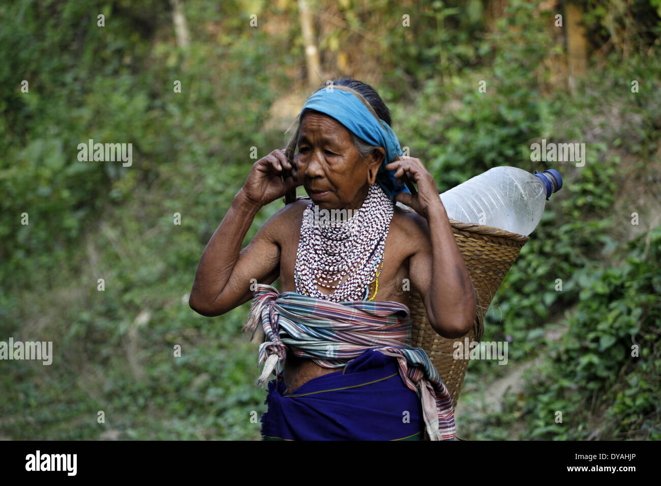 Dacca in Bangladesh. Decimo Apr, 2014. Donne e ragazze stanno andando a raccogliere acqua dalla lunga distanza. Durante la calda stagione estiva comunità indigena al quartiere Bandorban rivolta verso il problema dell'acqua. Ci sono circa 35 piccoli gruppi di comunità indigene in Bangladesh che copre circa il due per cento del totale della popolazione sono state vivendo in diverse tasche delle zone collinari e di pianura alcune terre del paese. Credito: Zakir Hossain Chowdhury/NurPhoto/ZUMAPRESS.com/Alamy Live News Foto Stock