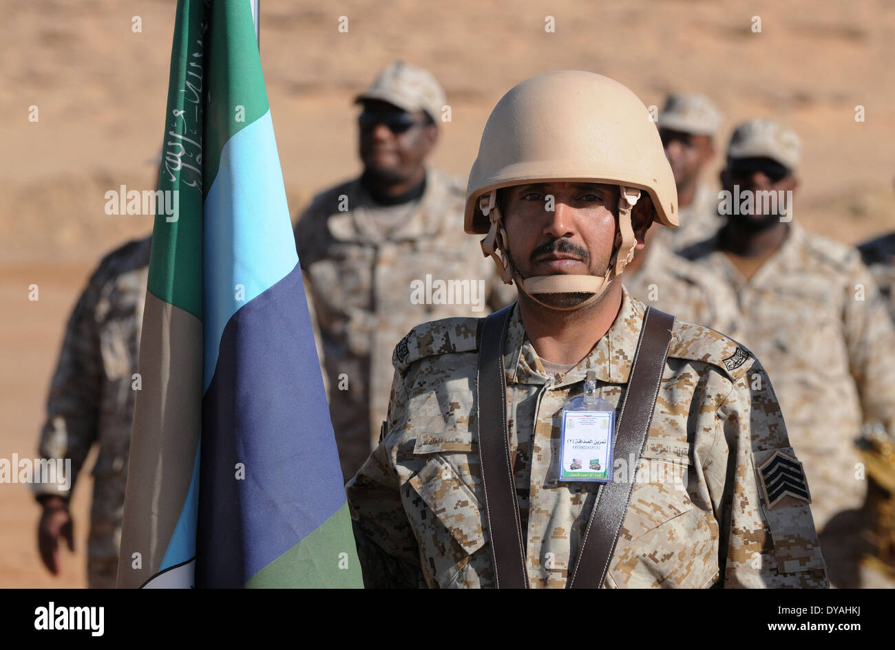 Un soldato saudita mantiene la sua unità di bandiera durante la cerimonia di apertura di esercizio di amicizia e Ironhawk III a nordovest Tactical Training Center Aprile 5, 2014 in Tabuk, Arabia Saudita. Foto Stock