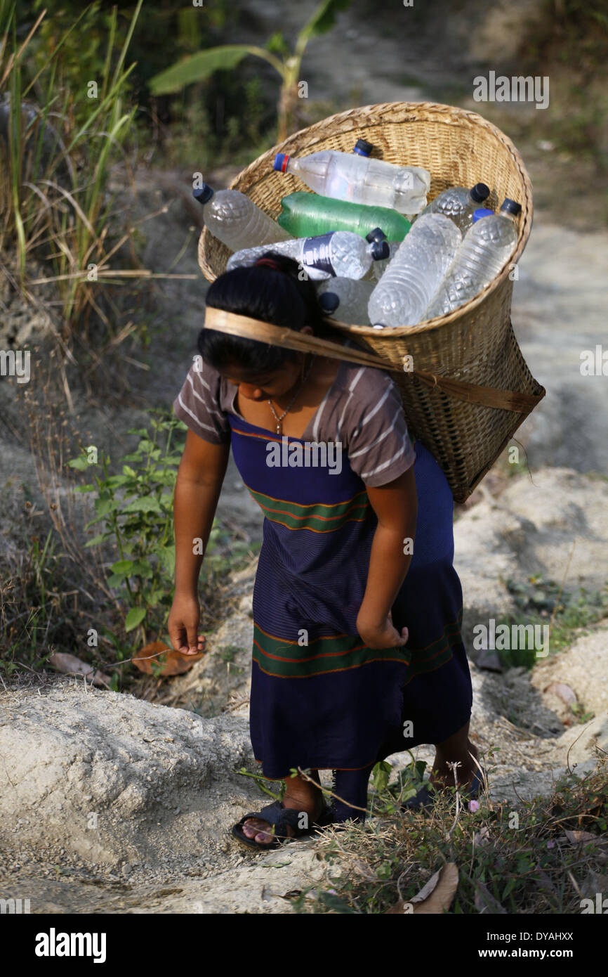 Dacca in Bangladesh. Decimo Apr, 2014. Donne e ragazze stanno andando a raccogliere acqua dalla lunga distanza. Durante la calda stagione estiva comunità indigena al quartiere Bandorban rivolta verso il problema dell'acqua. Ci sono circa 35 piccoli gruppi di comunità indigene in Bangladesh che copre circa il due per cento del totale della popolazione sono state vivendo in diverse tasche delle zone collinari e di pianura alcune terre del paese. Credito: Zakir Hossain Chowdhury/NurPhoto/ZUMAPRESS.com/Alamy Live News Foto Stock