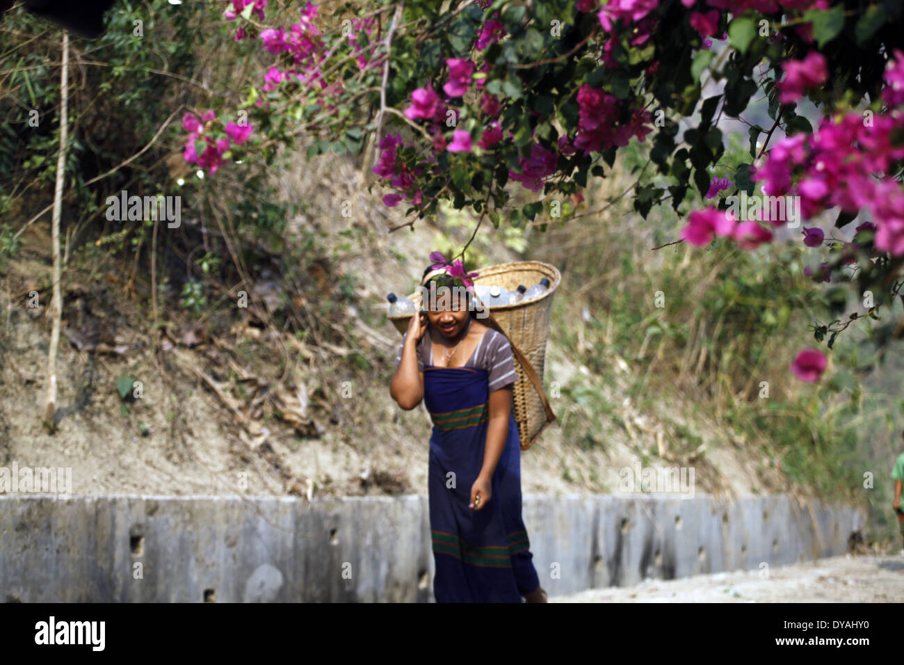 Dacca in Bangladesh. Decimo Apr, 2014. Donne e ragazze stanno andando a raccogliere acqua dalla lunga distanza. Durante la calda stagione estiva comunità indigena al quartiere Bandorban rivolta verso il problema dell'acqua. Ci sono circa 35 piccoli gruppi di comunità indigene in Bangladesh che copre circa il due per cento del totale della popolazione sono state vivendo in diverse tasche delle zone collinari e di pianura alcune terre del paese. Credito: Zakir Hossain Chowdhury/NurPhoto/ZUMAPRESS.com/Alamy Live News Foto Stock