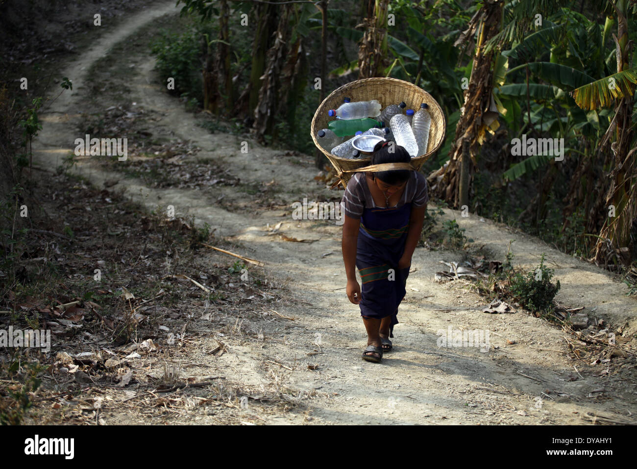 Dacca in Bangladesh. Decimo Apr, 2014. Donne e ragazze stanno andando a raccogliere acqua dalla lunga distanza. Durante la calda stagione estiva comunità indigena al quartiere Bandorban rivolta verso il problema dell'acqua. Ci sono circa 35 piccoli gruppi di comunità indigene in Bangladesh che copre circa il due per cento del totale della popolazione sono state vivendo in diverse tasche delle zone collinari e di pianura alcune terre del paese. Credito: Zakir Hossain Chowdhury/NurPhoto/ZUMAPRESS.com/Alamy Live News Foto Stock
