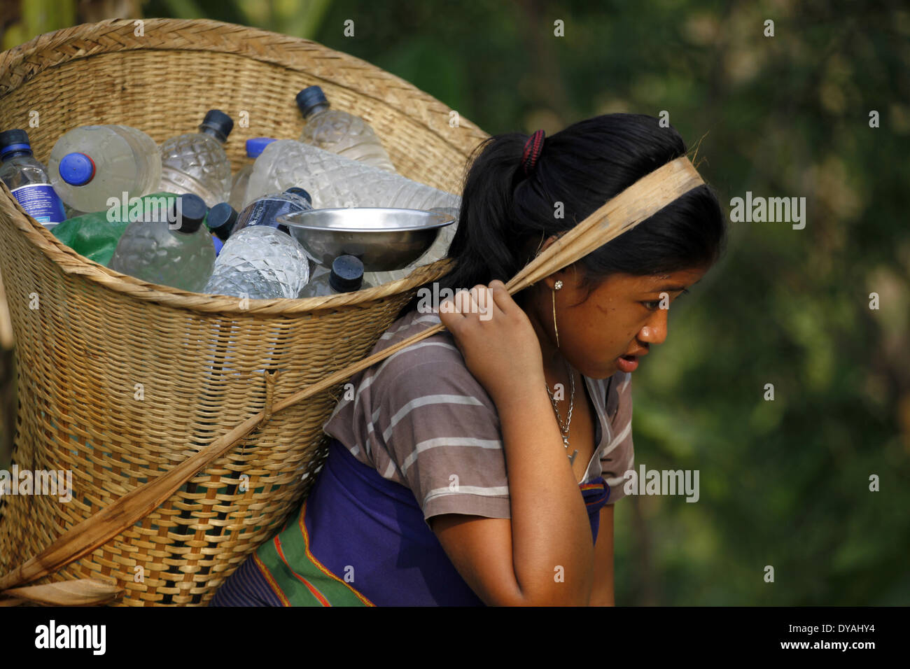 Dacca in Bangladesh. Decimo Apr, 2014. Donne e ragazze stanno andando a raccogliere acqua dalla lunga distanza. Durante la calda stagione estiva comunità indigena al quartiere Bandorban rivolta verso il problema dell'acqua. Ci sono circa 35 piccoli gruppi di comunità indigene in Bangladesh che copre circa il due per cento del totale della popolazione sono state vivendo in diverse tasche delle zone collinari e di pianura alcune terre del paese. Credito: Zakir Hossain Chowdhury/NurPhoto/ZUMAPRESS.com/Alamy Live News Foto Stock
